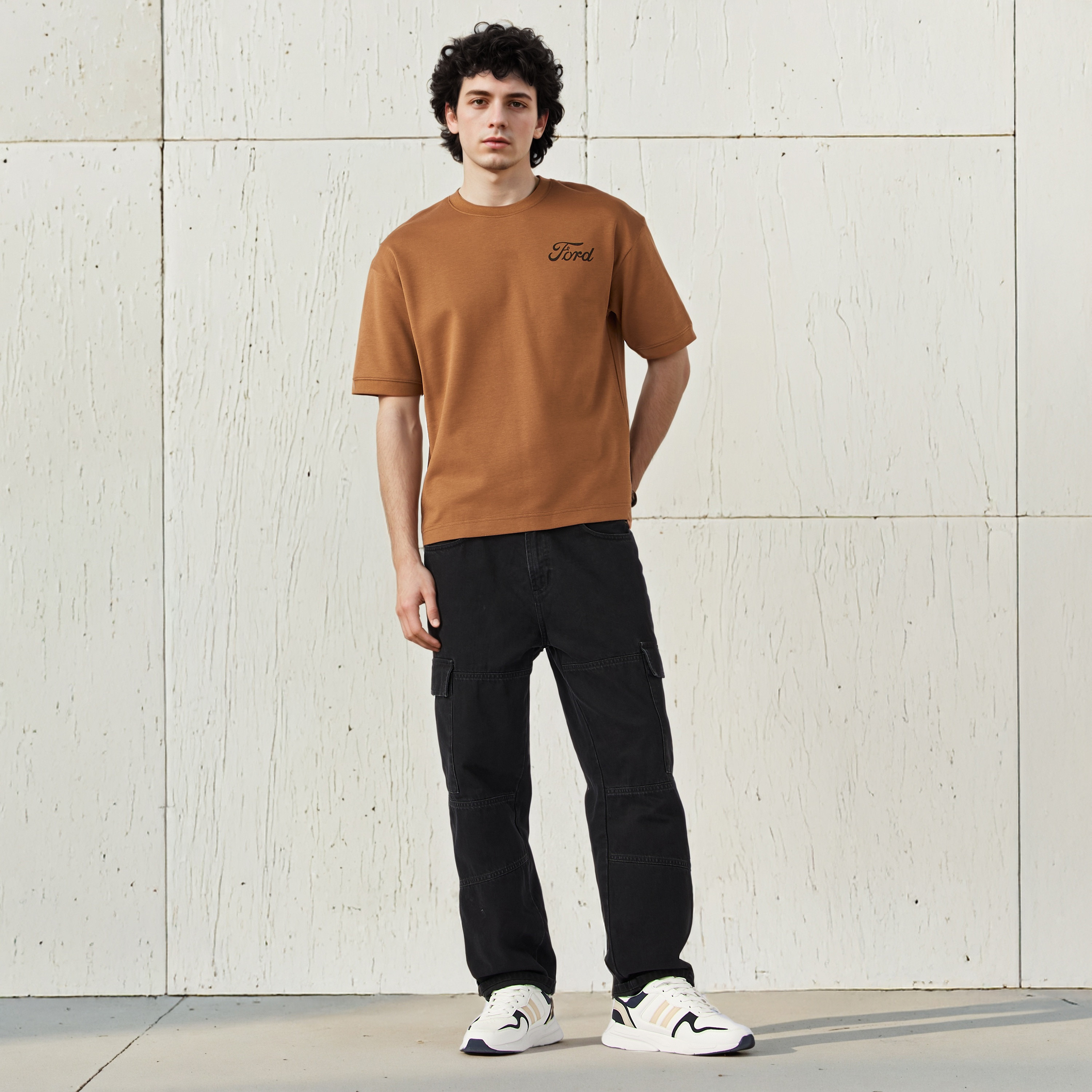 تيشيرت بقصّة مريحة وياقة ضيقة وأكمام قصيرة وطبعات للرجال-men-clothing-tshirtsandpolos-tshirts-image-2