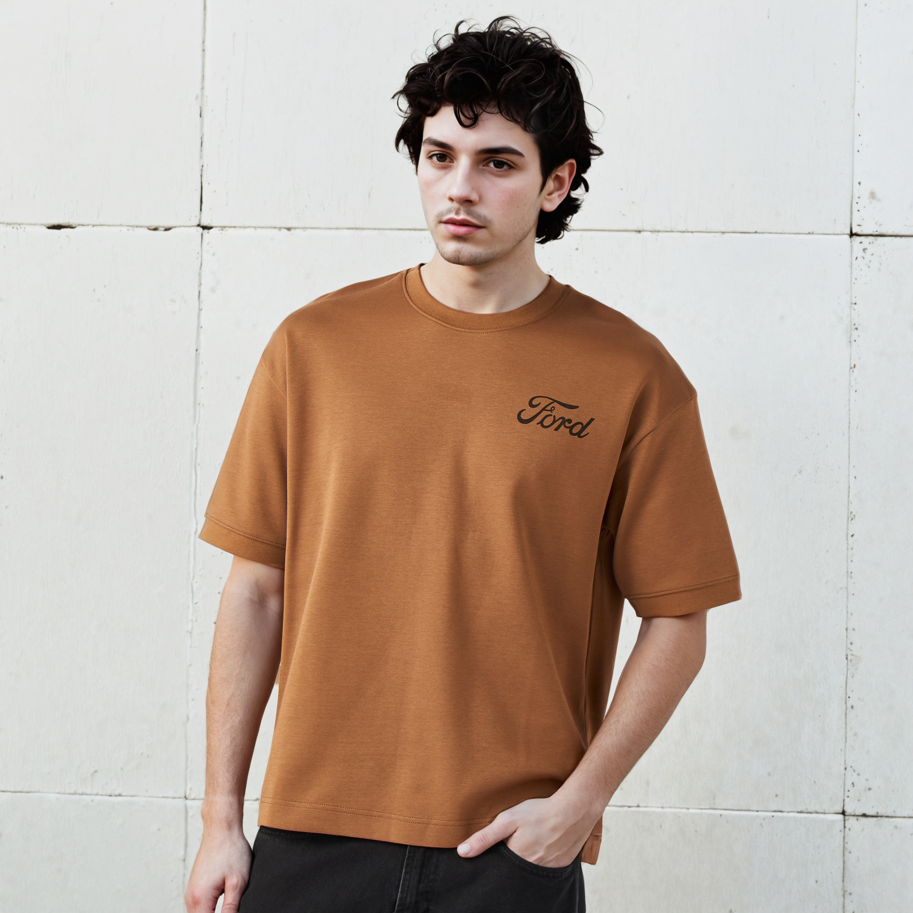تيشيرت بقصّة مريحة وياقة ضيقة وأكمام قصيرة وطبعات للرجال-men-clothing-tshirtsandpolos-tshirts-image-4