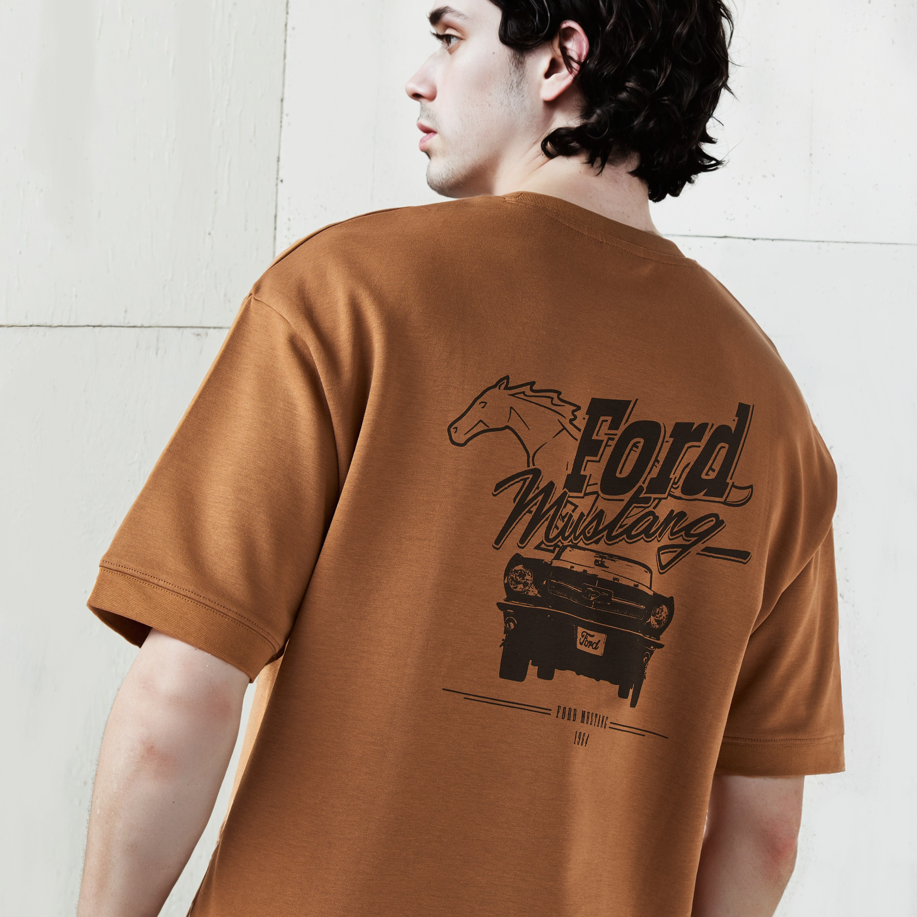 تيشيرت بقصّة مريحة وياقة ضيقة وأكمام قصيرة وطبعات للرجال-men-clothing-tshirtsandpolos-tshirts-image-5