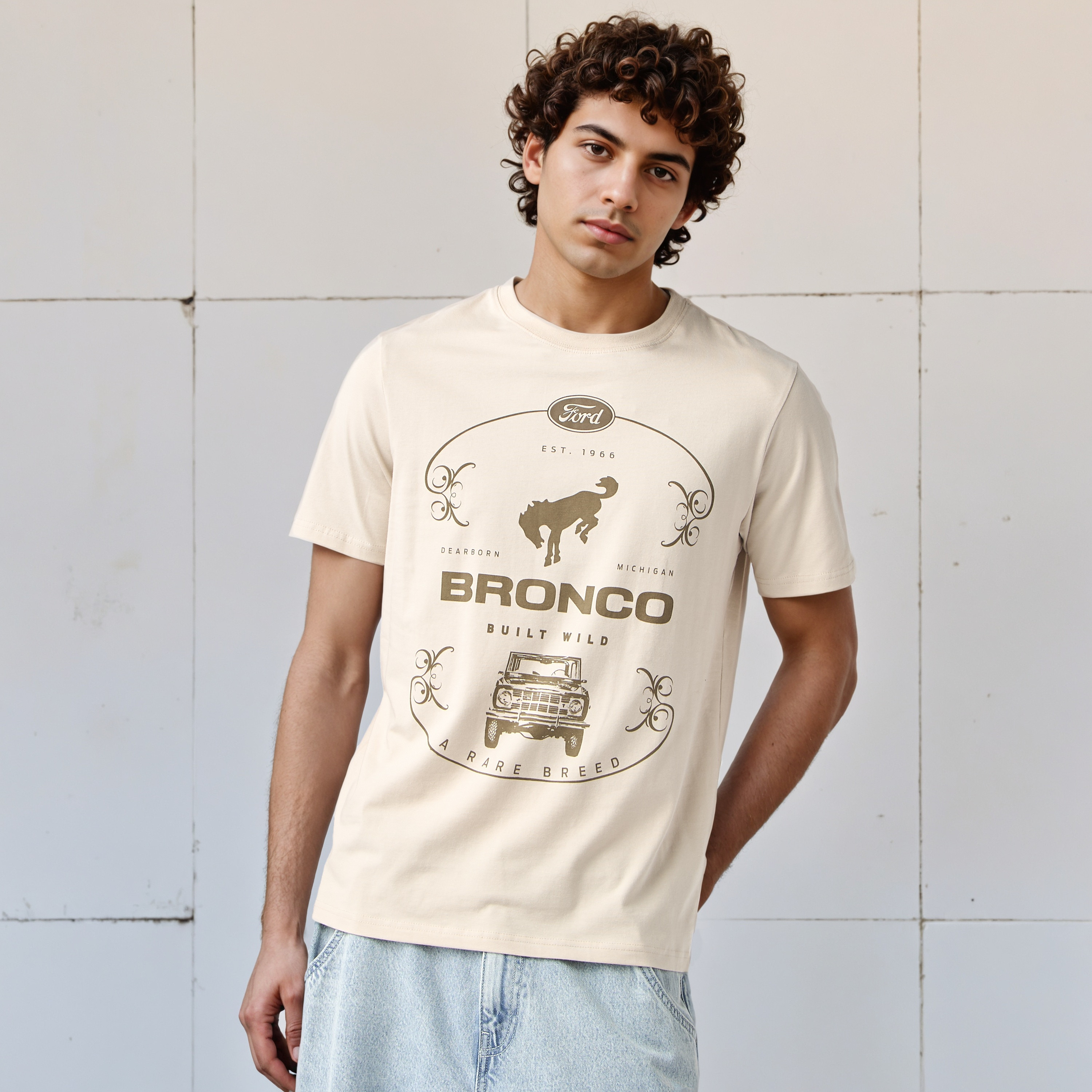 تيشيرت بياقة ضيقة وطبعات-men-clothing-tshirtsandpolos-tshirts-image-1