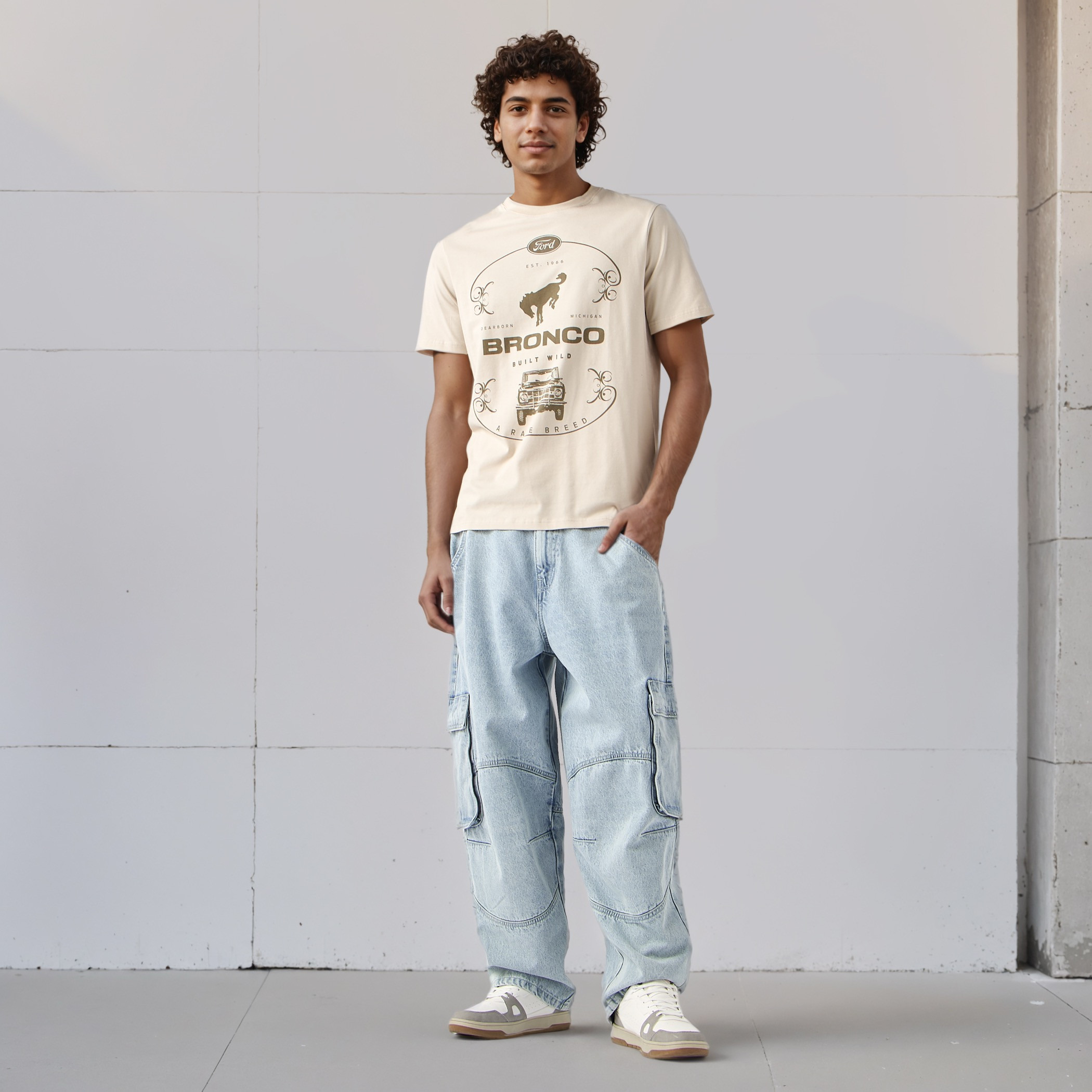 تيشيرت بياقة ضيقة وطبعات-men-clothing-tshirtsandpolos-tshirts-image-2