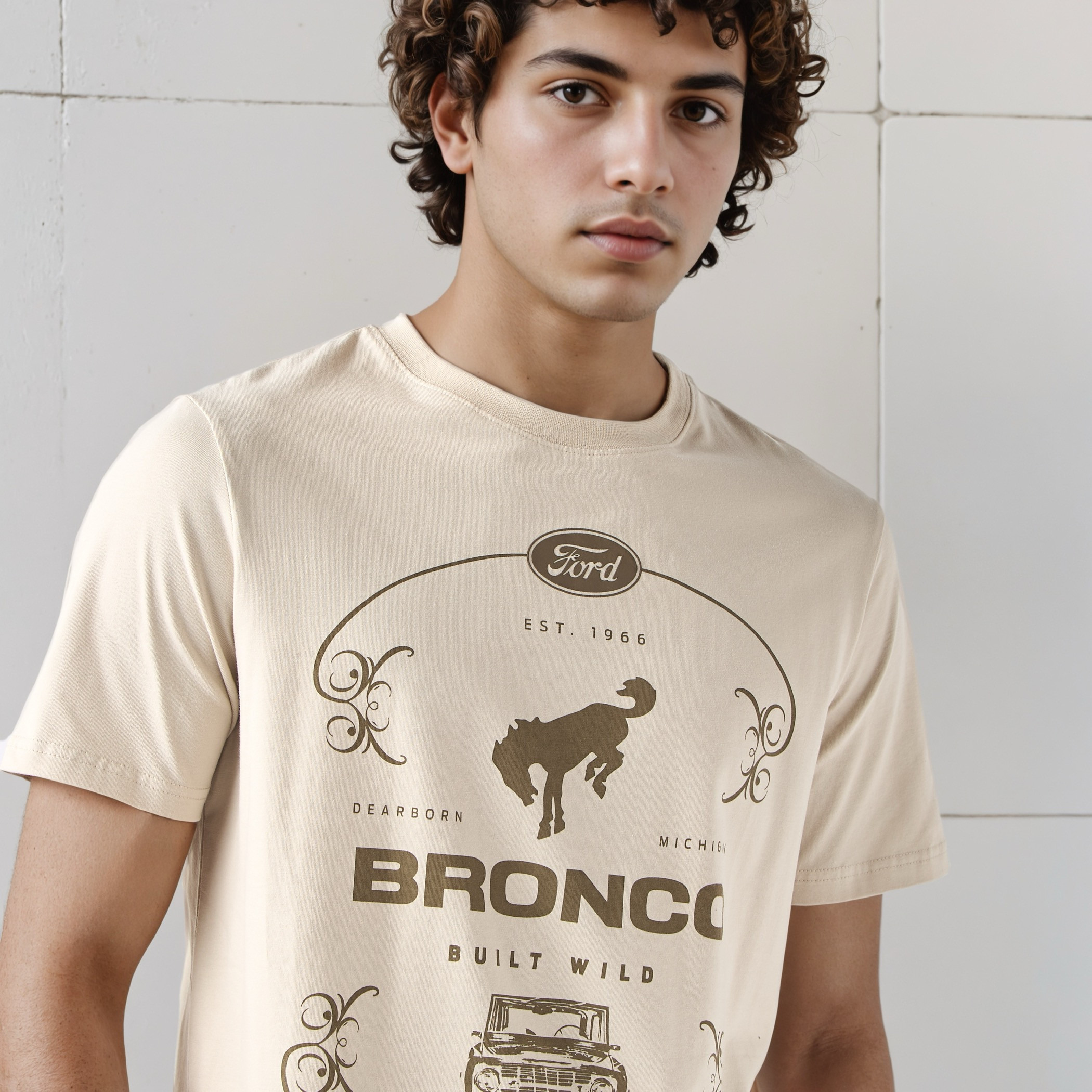 تيشيرت بياقة ضيقة وطبعات-men-clothing-tshirtsandpolos-tshirts-image-4