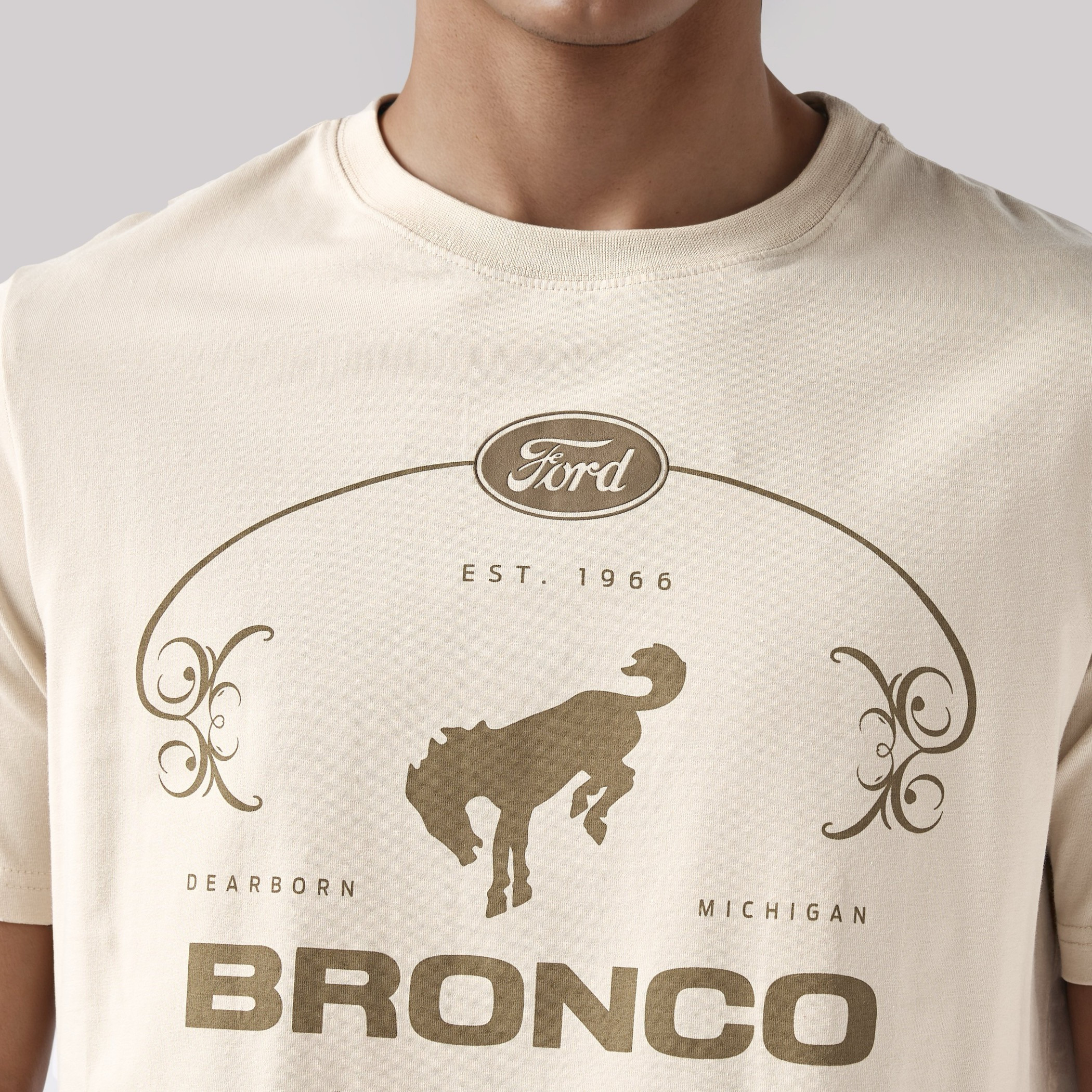 تيشيرت بياقة ضيقة وطبعات-men-clothing-tshirtsandpolos-tshirts-image-5