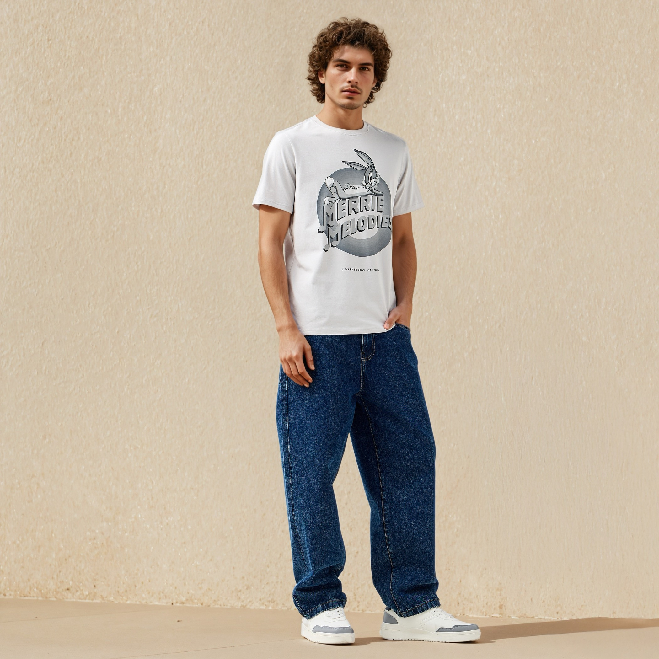 تيشيرت بياقة ضيقة وأكمام قصيرة وطبعات لوني تيونز للرجال-men-clothing-tshirtsandpolos-tshirts-image-2