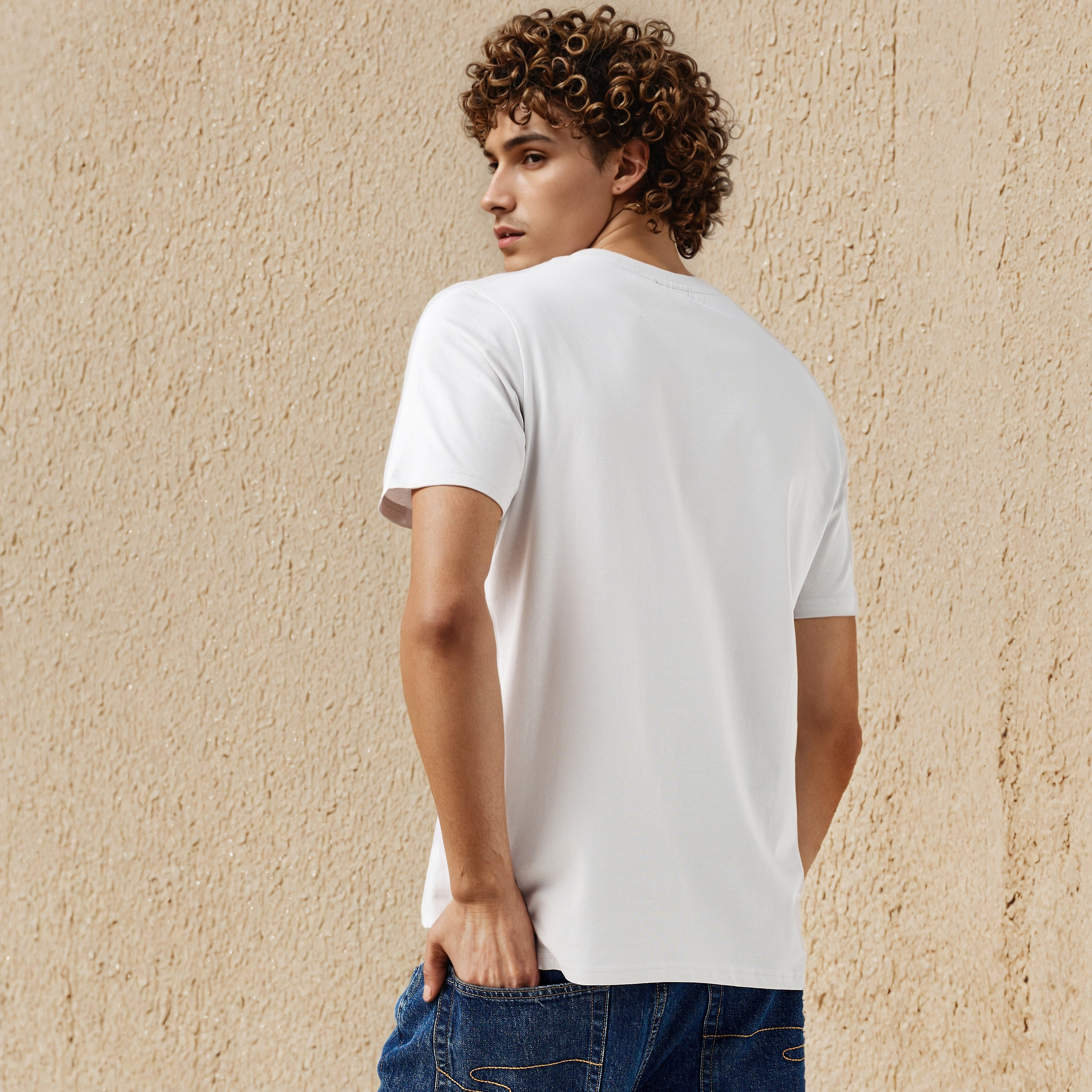 تيشيرت بياقة ضيقة وأكمام قصيرة وطبعات لوني تيونز للرجال-men-clothing-tshirtsandpolos-tshirts-image-3