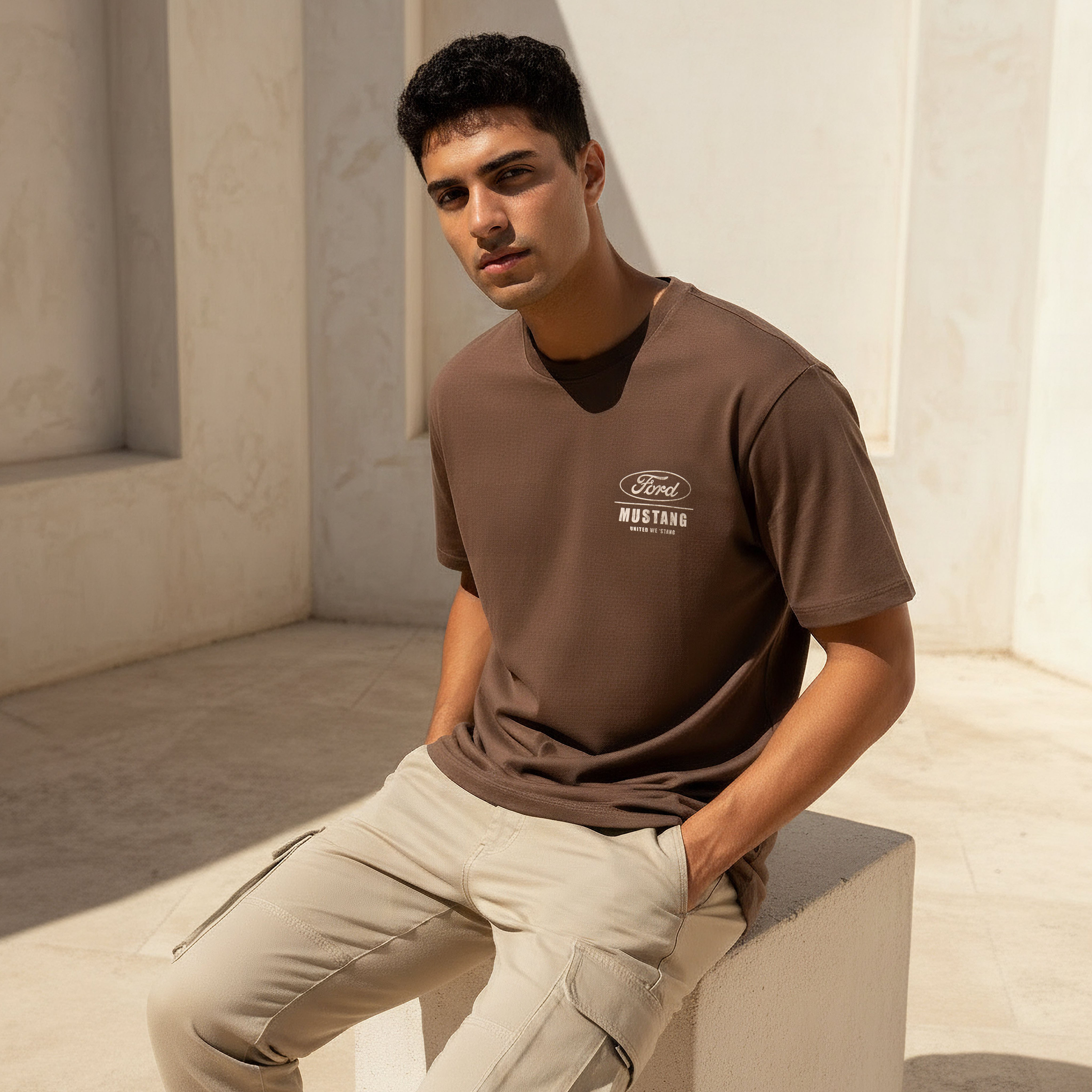 تيشيرت بقصة عادية وياقة ضيقة وأكمام قصيرة وطبعات للرجال-men-clothing-tshirtsandpolos-tshirts-image-1