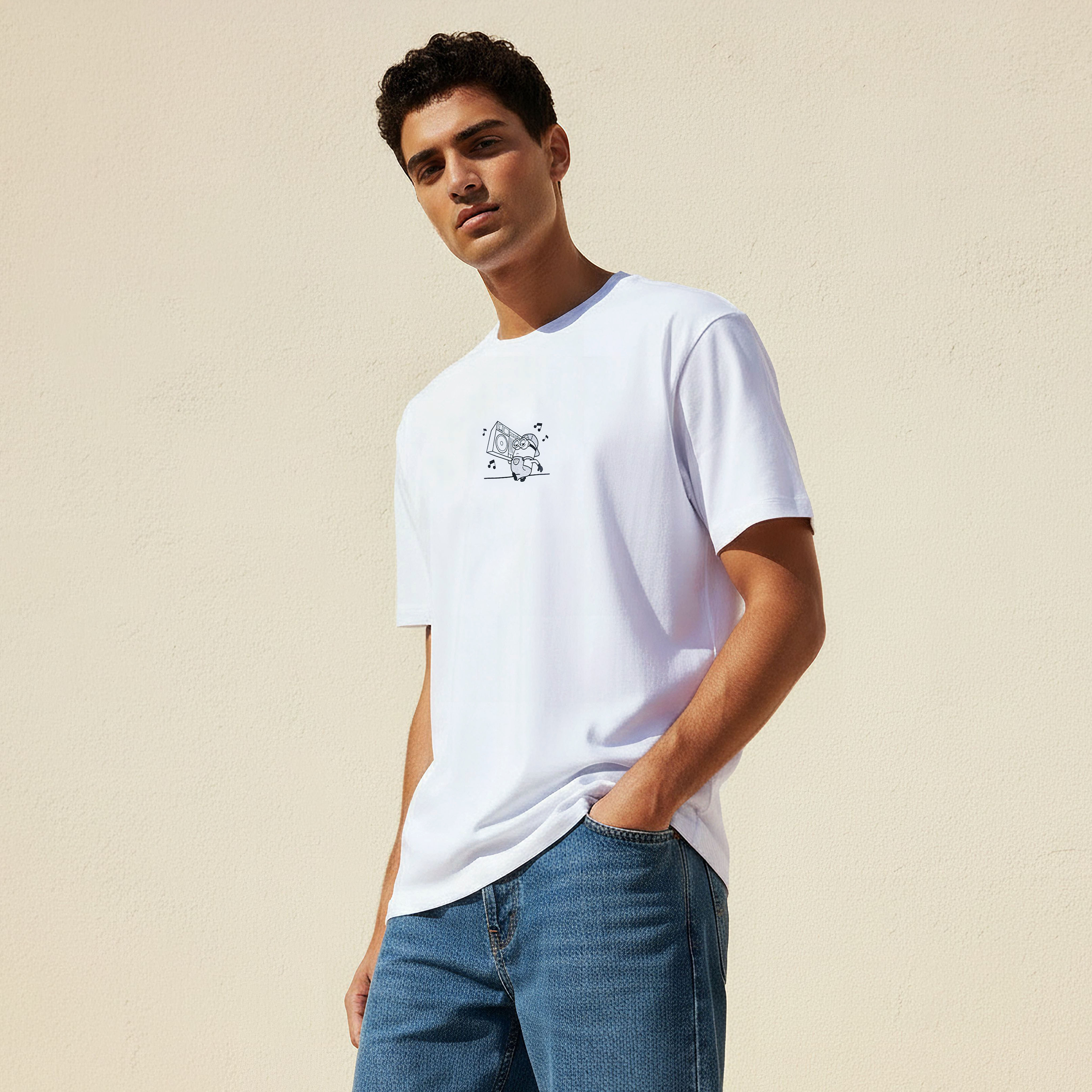 تيشيرت رجالي بقصة عادية وطبعات مينينز وياقة ضيقة وأكمام قصيرة-men-clothing-tshirtsandpolos-tshirts-image-3