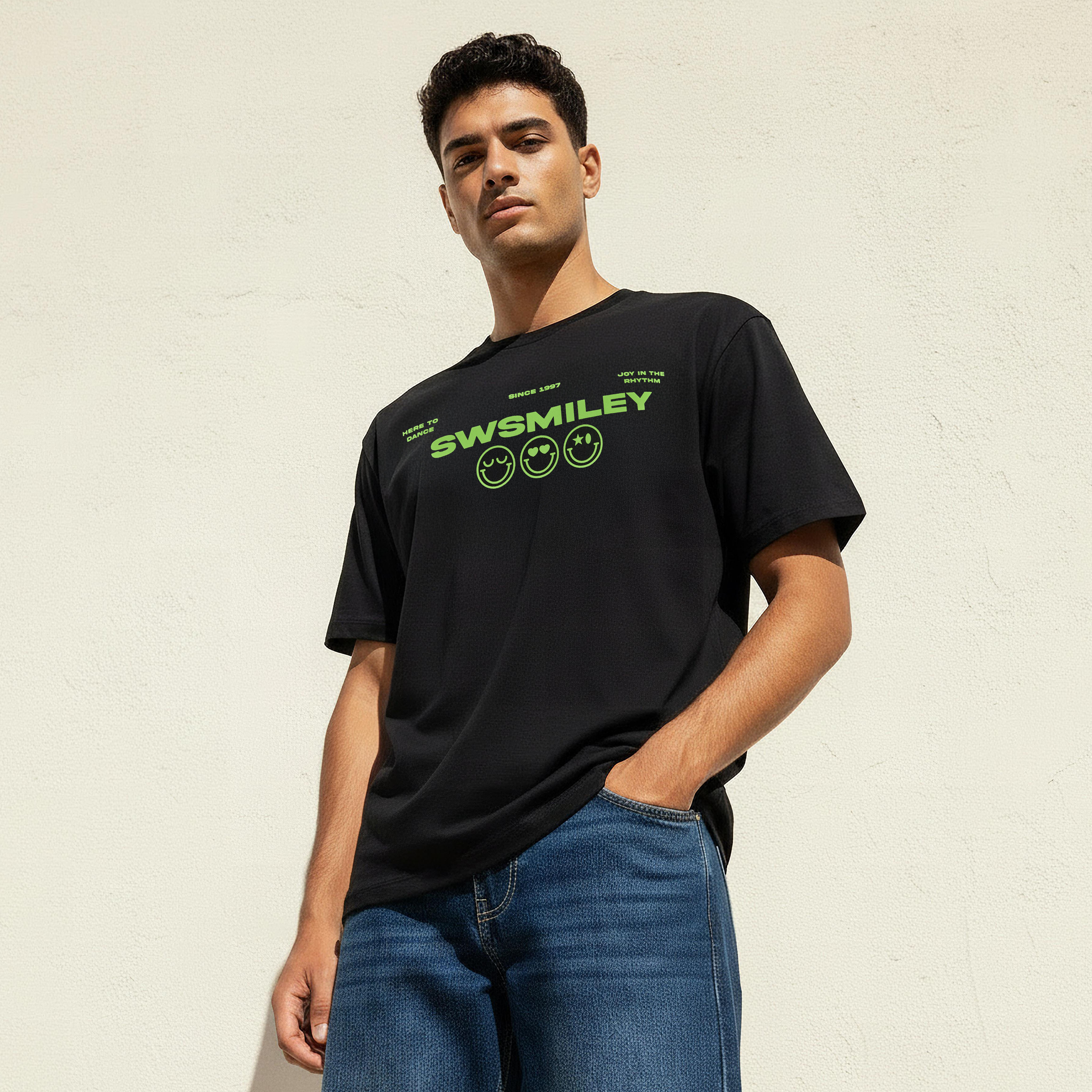 تيشيرت رجالي بقصة عادية وطبعات سمايلي وورلد وياقة ضيقة وأكمام قصيرة-men-clothing-tshirtsandpolos-tshirts-image-3