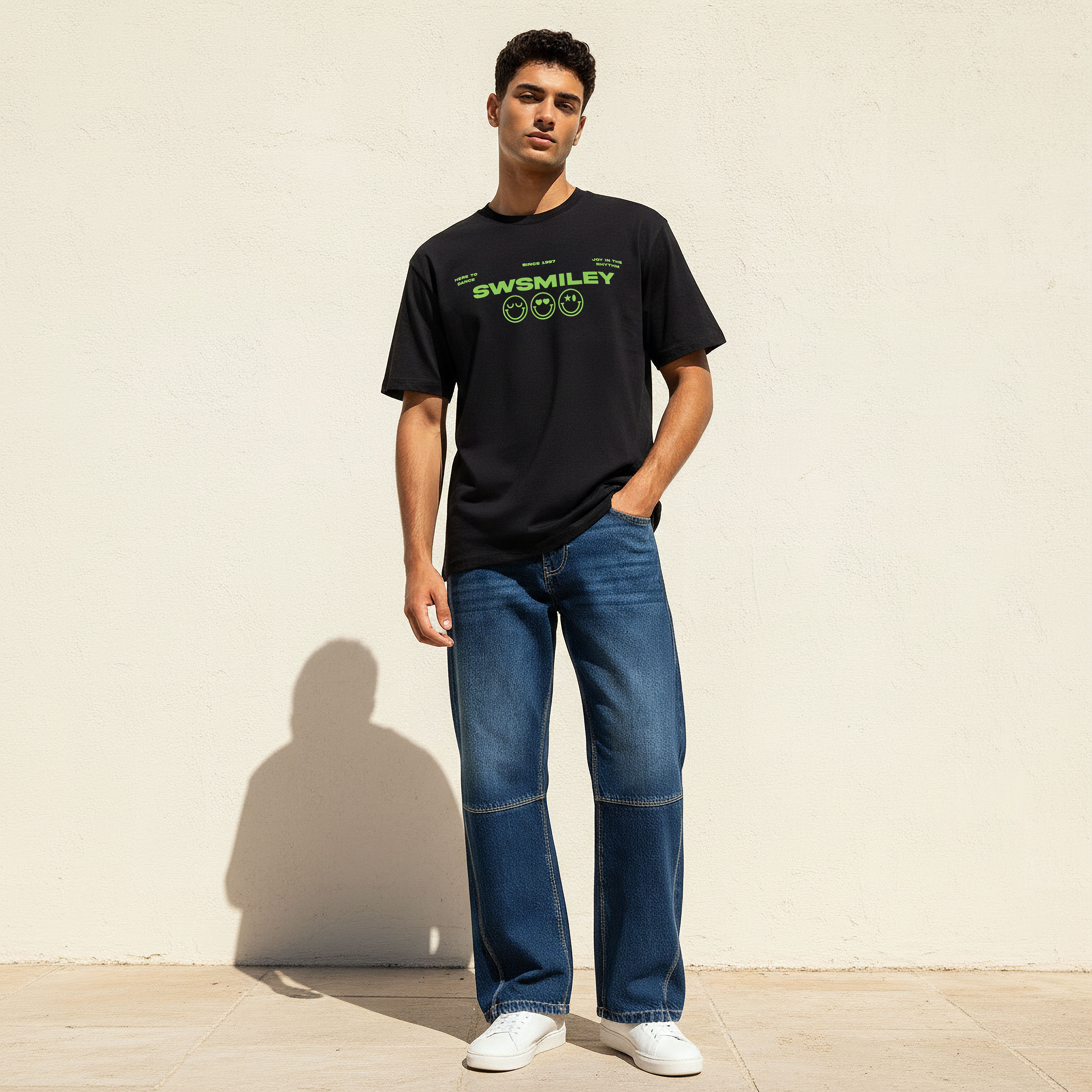 تيشيرت رجالي بقصة عادية وطبعات سمايلي وورلد وياقة ضيقة وأكمام قصيرة-men-clothing-tshirtsandpolos-tshirts-image-4