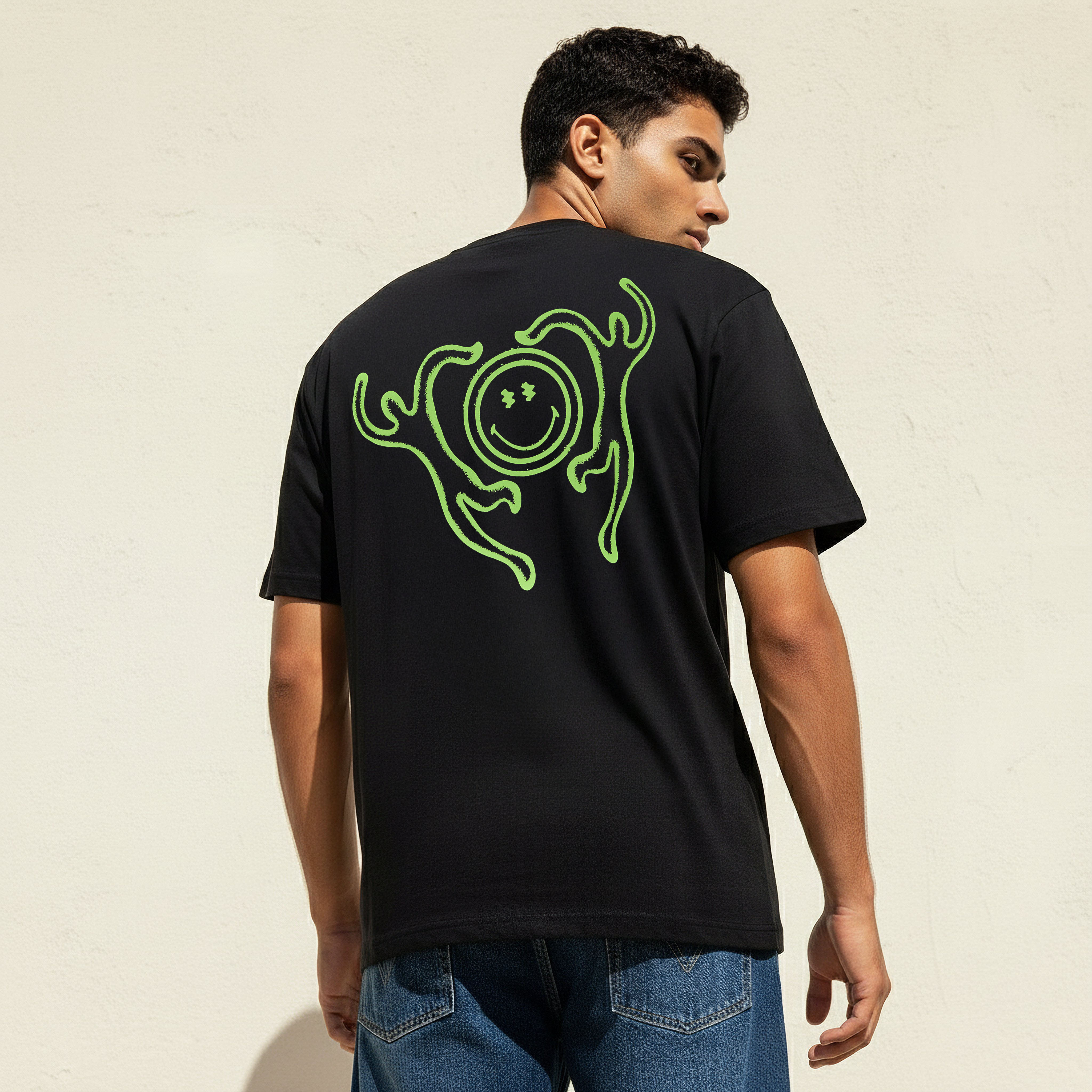 تيشيرت رجالي بقصة عادية وطبعات سمايلي وورلد وياقة ضيقة وأكمام قصيرة-men-clothing-tshirtsandpolos-tshirts-image-1