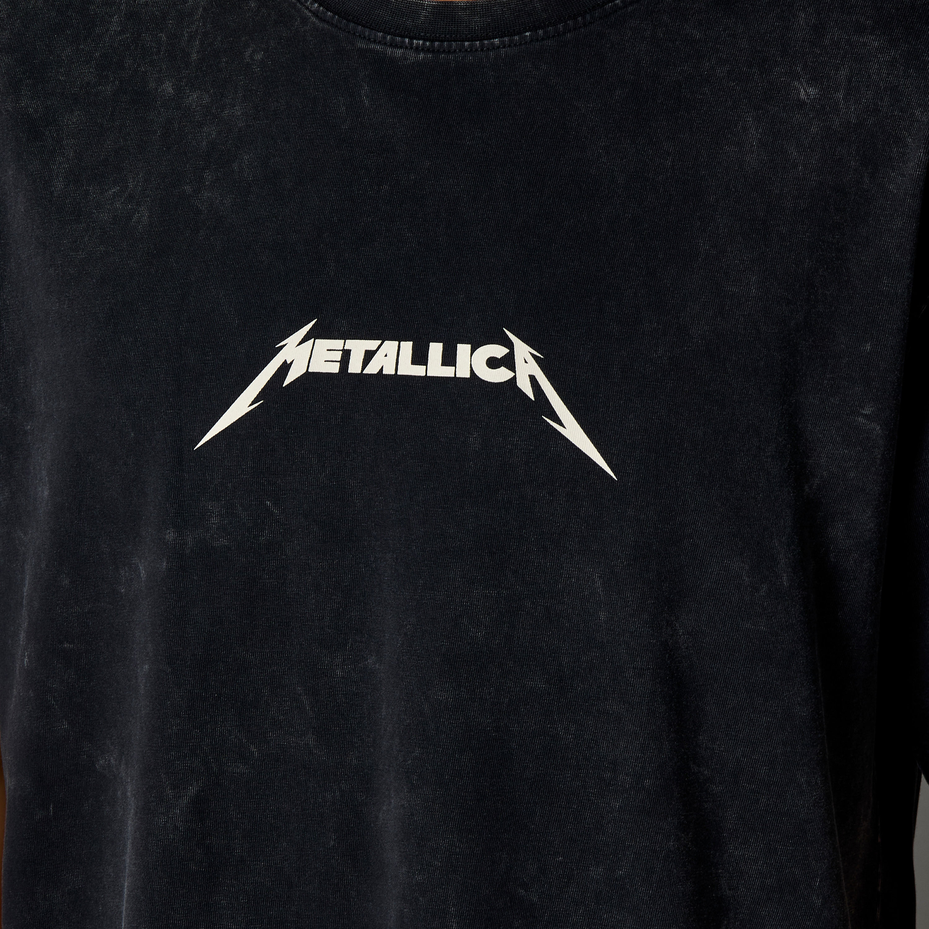تيشيرت رجالي بقصة مريحة ورقبة دائرية وأكمام قصيرة بطبعة ميتاليكا-men-clothing-tshirtsandpolos-tshirts-image-2