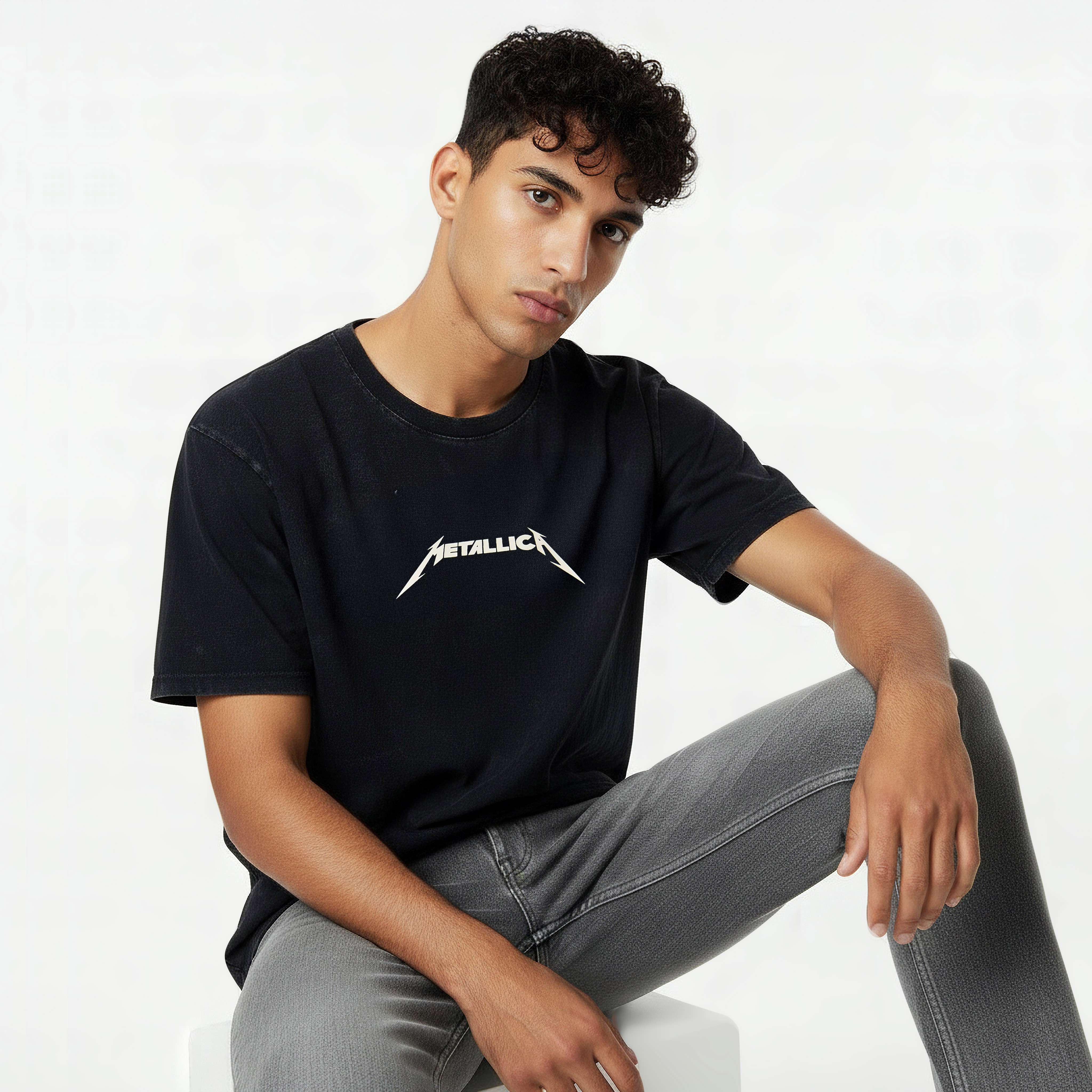 تيشيرت رجالي بقصة مريحة ورقبة دائرية وأكمام قصيرة بطبعة ميتاليكا-men-clothing-tshirtsandpolos-tshirts-image-3
