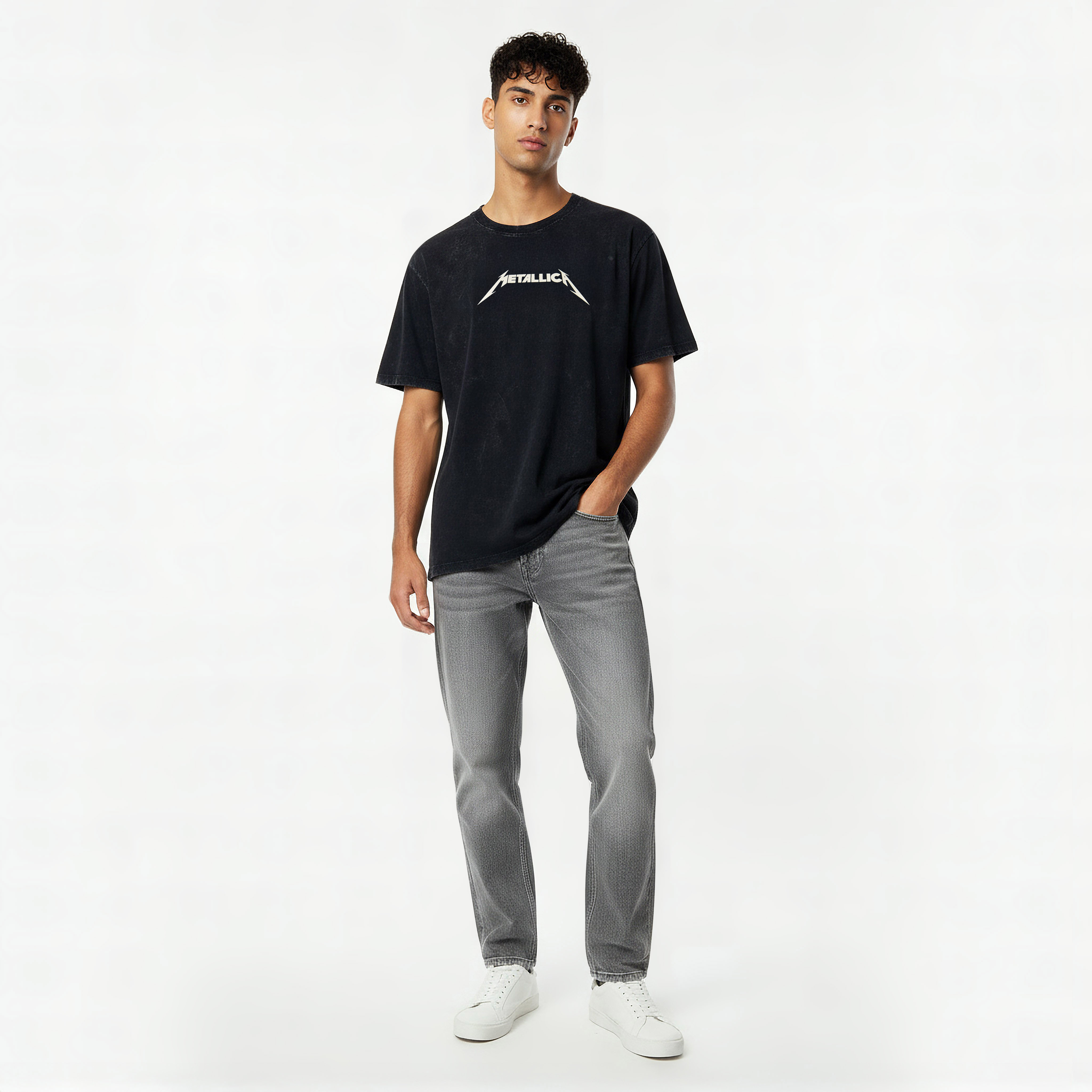 تيشيرت رجالي بقصة مريحة ورقبة دائرية وأكمام قصيرة بطبعة ميتاليكا-men-clothing-tshirtsandpolos-tshirts-image-4