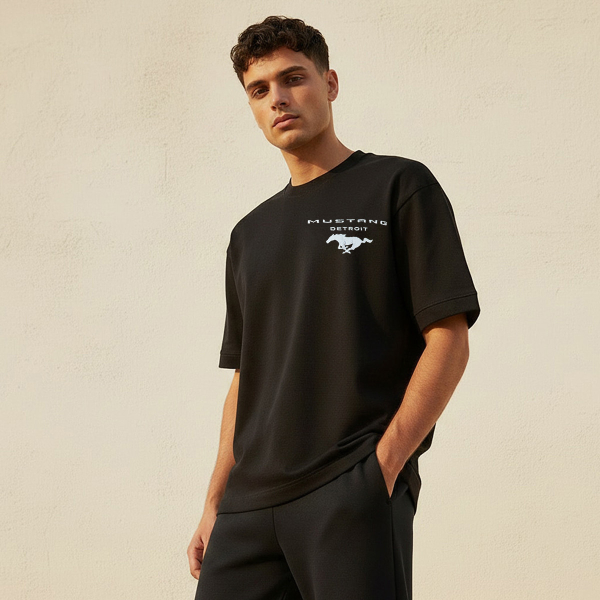 تيشيرت بياقة ضيقة وأكمام قصيرة وطبعات للرجال-men-clothing-tshirtsandpolos-tshirts-image-1