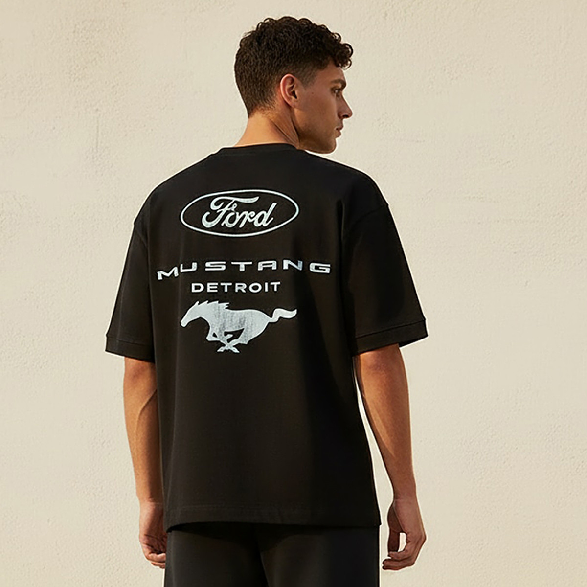 تيشيرت بياقة ضيقة وأكمام قصيرة وطبعات للرجال-men-clothing-tshirtsandpolos-tshirts-image-4