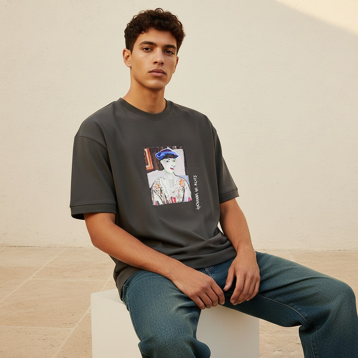 تيشيرت بقصّة عادية وياقة ضيقة وأكمام قصيرة-men-clothing-tshirtsandpolos-tshirts-image-1
