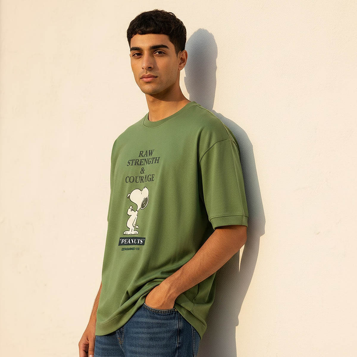 تيشيرت بياقة ضيقة وأكمام قصيرة وطبعات سنوبي-men-clothing-tshirtsandpolos-tshirts-image-1
