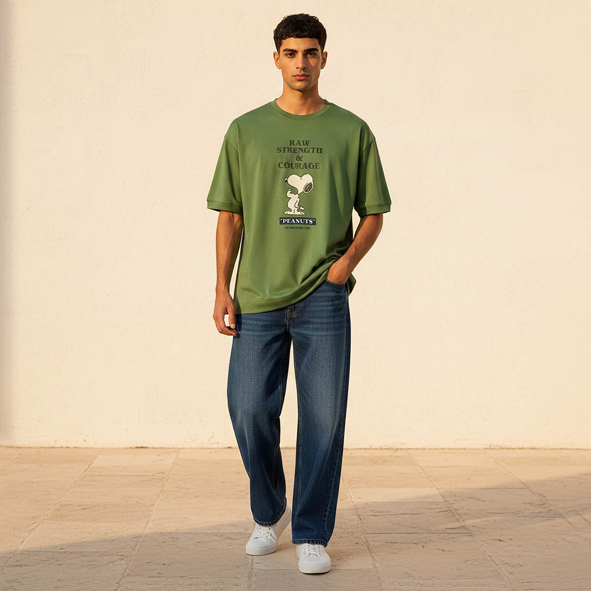 تيشيرت بياقة ضيقة وأكمام قصيرة وطبعات سنوبي-men-clothing-tshirtsandpolos-tshirts-image-3