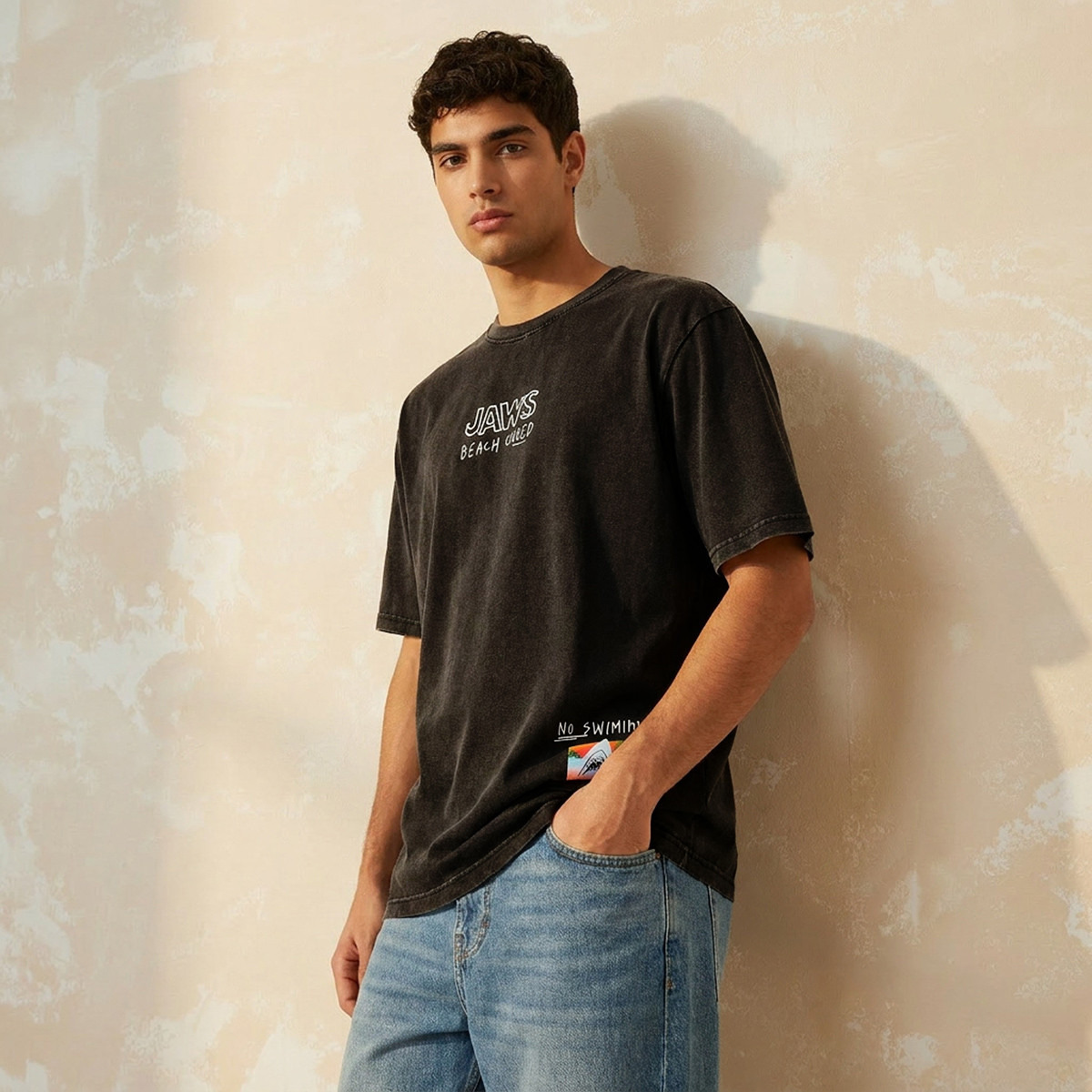 تيشيرت برقبة ضيقة وأكمام قصيرة وقصة عادية وطبعات-men-clothing-tshirtsandpolos-tshirts-image-1