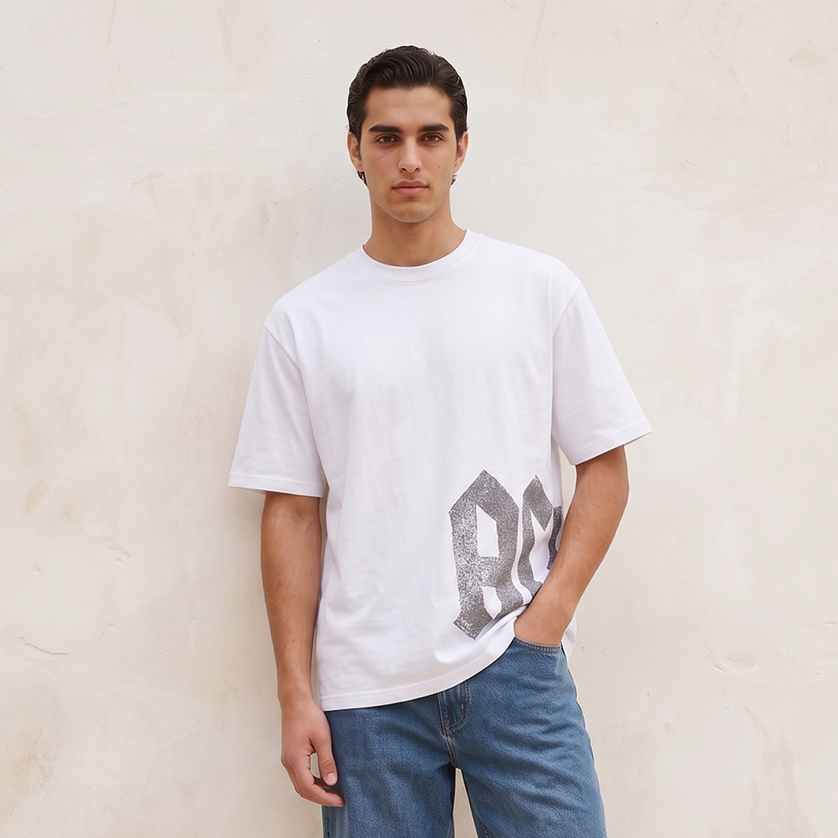 تيشيرت بقصة عادية وياقة ضيقة وأكمام قصيرة وطبعات-men-clothing-tshirtsandpolos-tshirts-image-1