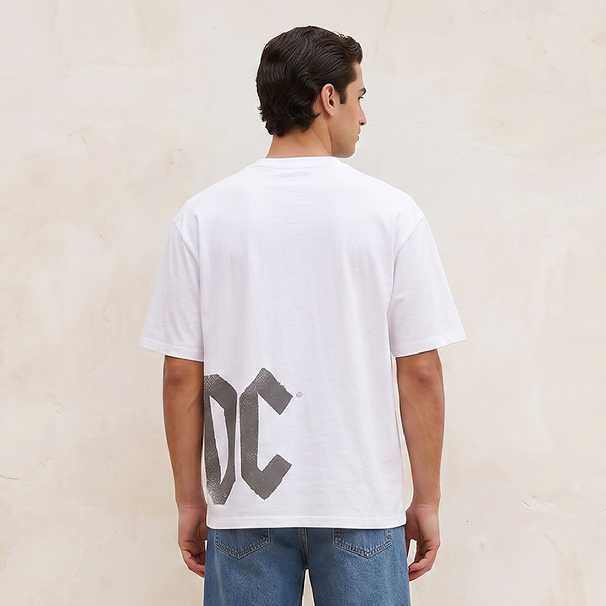 تيشيرت بقصة عادية وياقة ضيقة وأكمام قصيرة وطبعات-men-clothing-tshirtsandpolos-tshirts-image-4