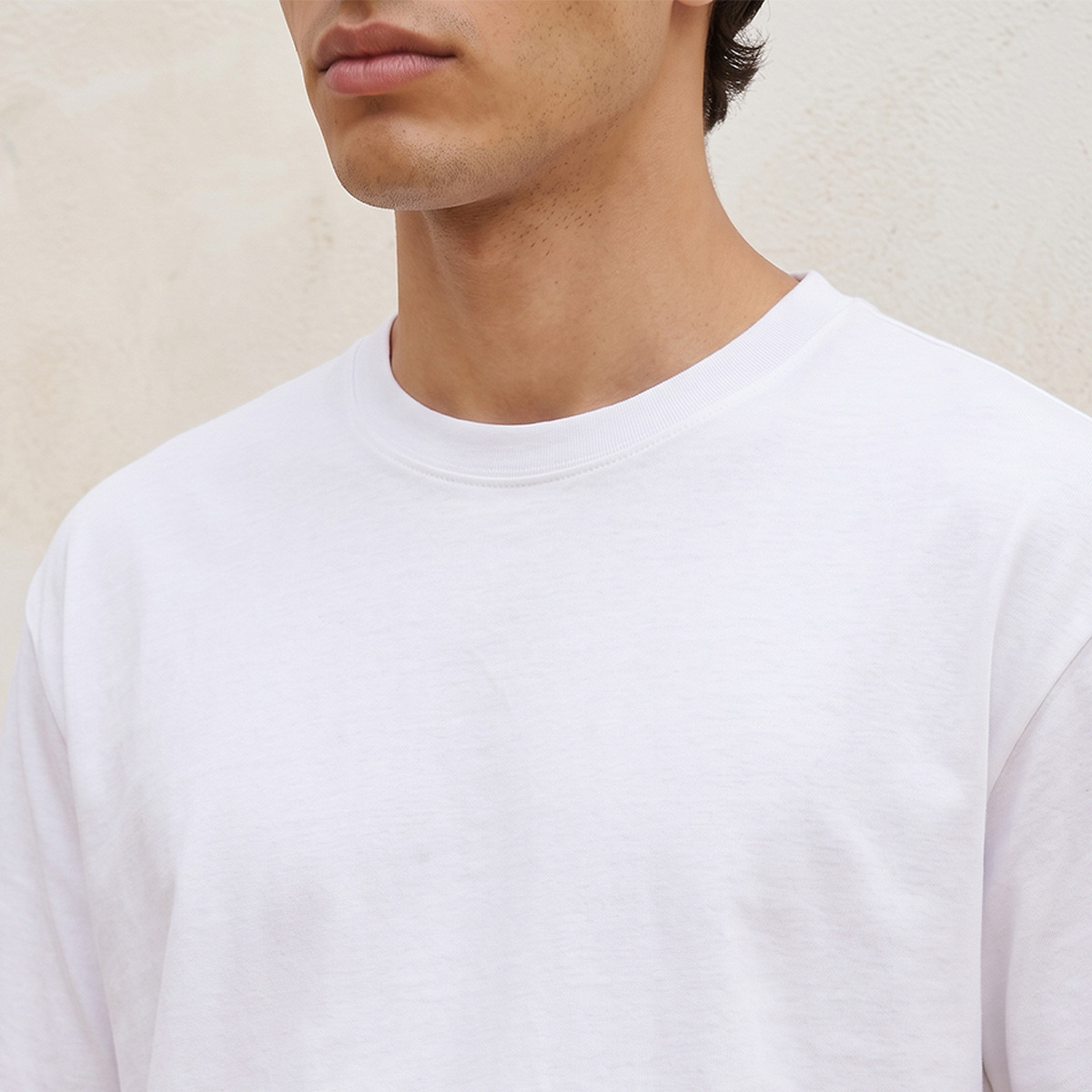 تيشيرت بقصة عادية وياقة ضيقة وأكمام قصيرة وطبعات-men-clothing-tshirtsandpolos-tshirts-image-5