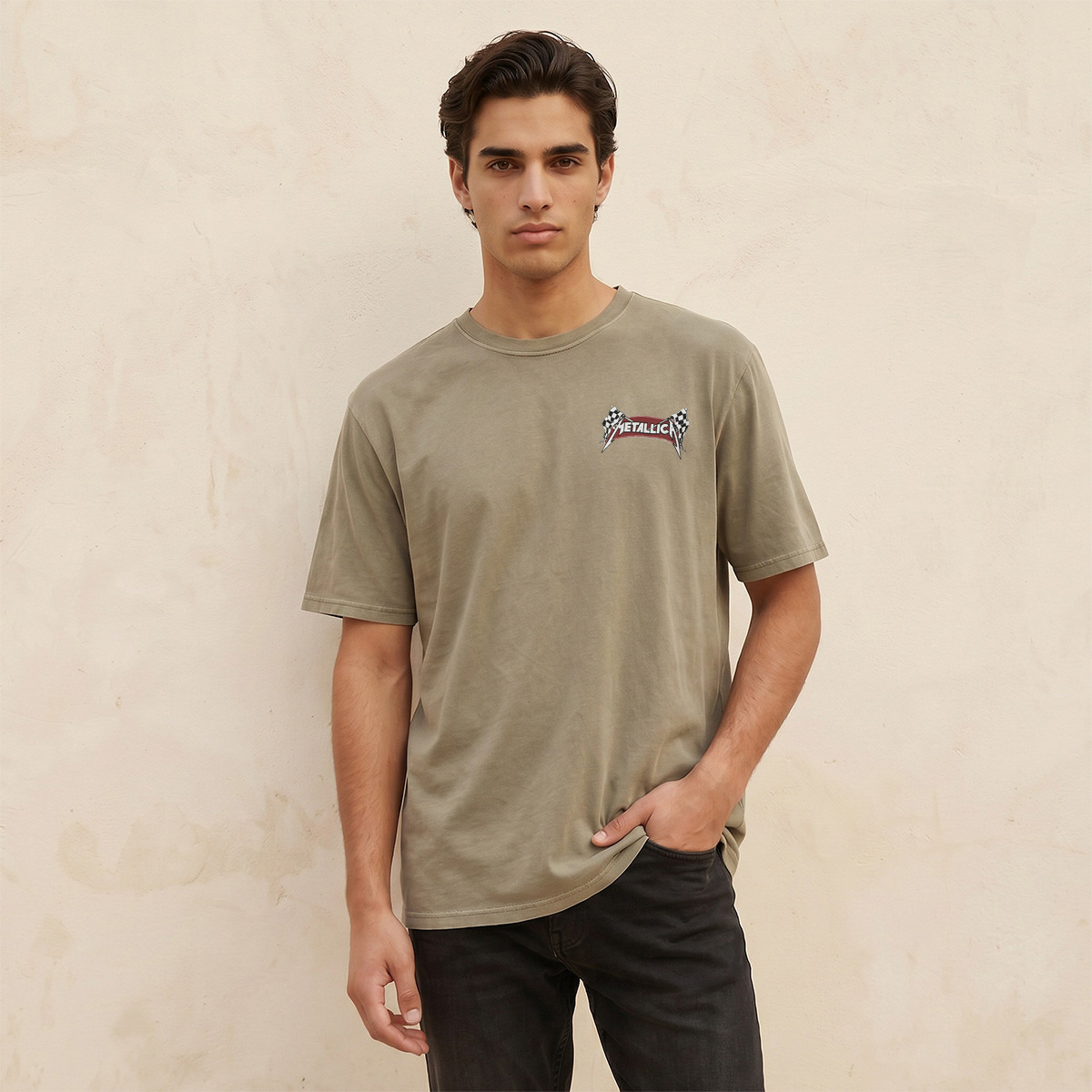 تيشيرت ميتاليكا بقصة عادية وياقة ضيقة وأكمام قصيرة وطبعات-men-clothing-tshirtsandpolos-tshirts-image-2