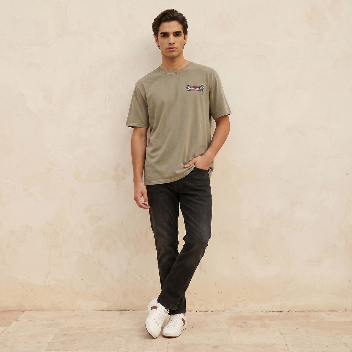 تيشيرت ميتاليكا بقصة عادية وياقة ضيقة وأكمام قصيرة وطبعات-men-clothing-tshirtsandpolos-tshirts-image-4