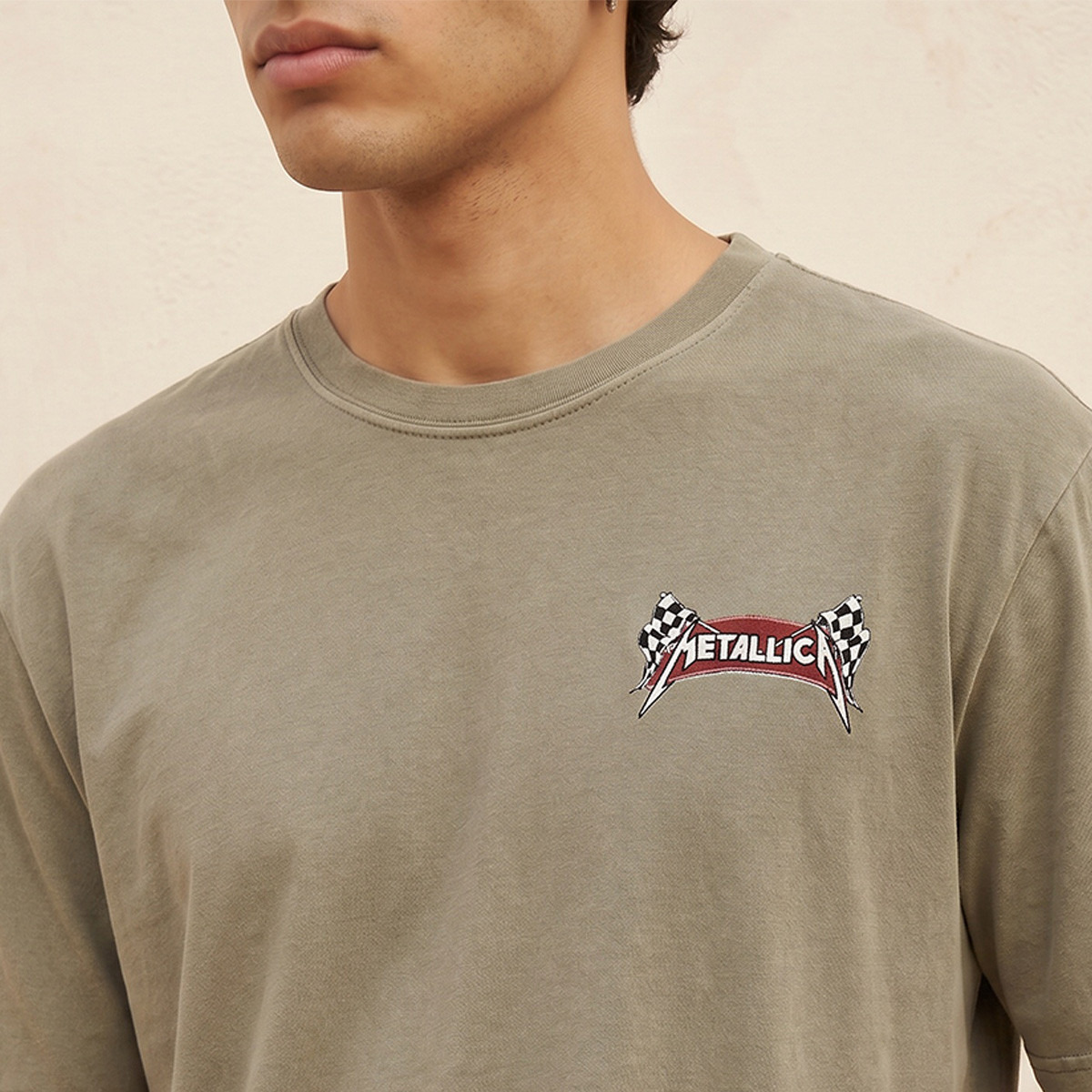 تيشيرت ميتاليكا بقصة عادية وياقة ضيقة وأكمام قصيرة وطبعات-men-clothing-tshirtsandpolos-tshirts-image-5