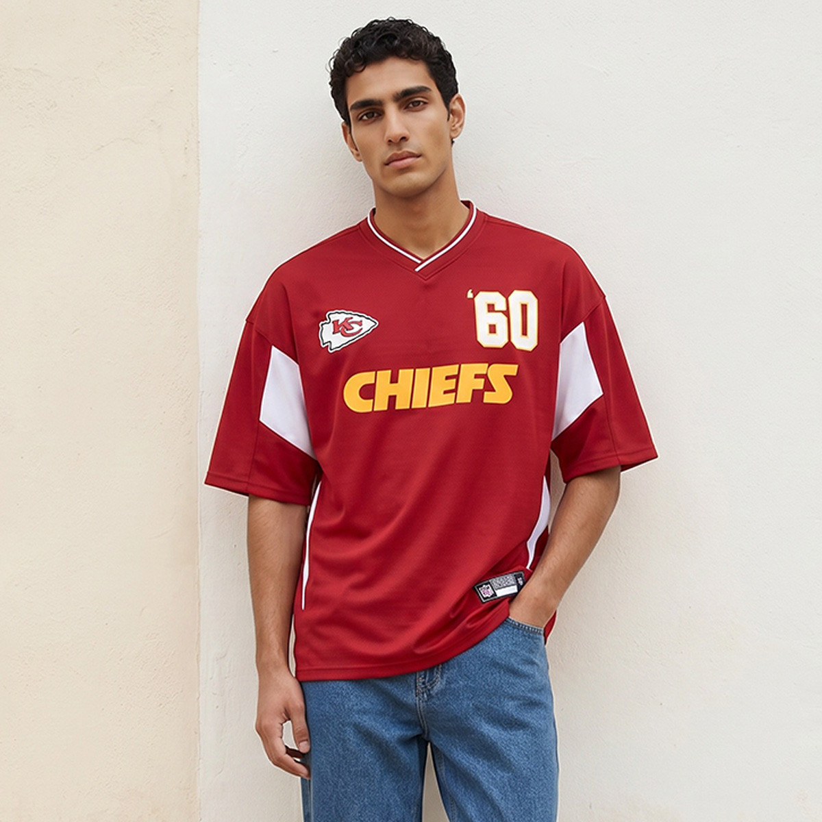 تيشيرت بقصّة عادية وياقة V وطبعات فارسيتي من كانساس سيتي شيفس-men-clothing-tshirtsandpolos-tshirts-image-1