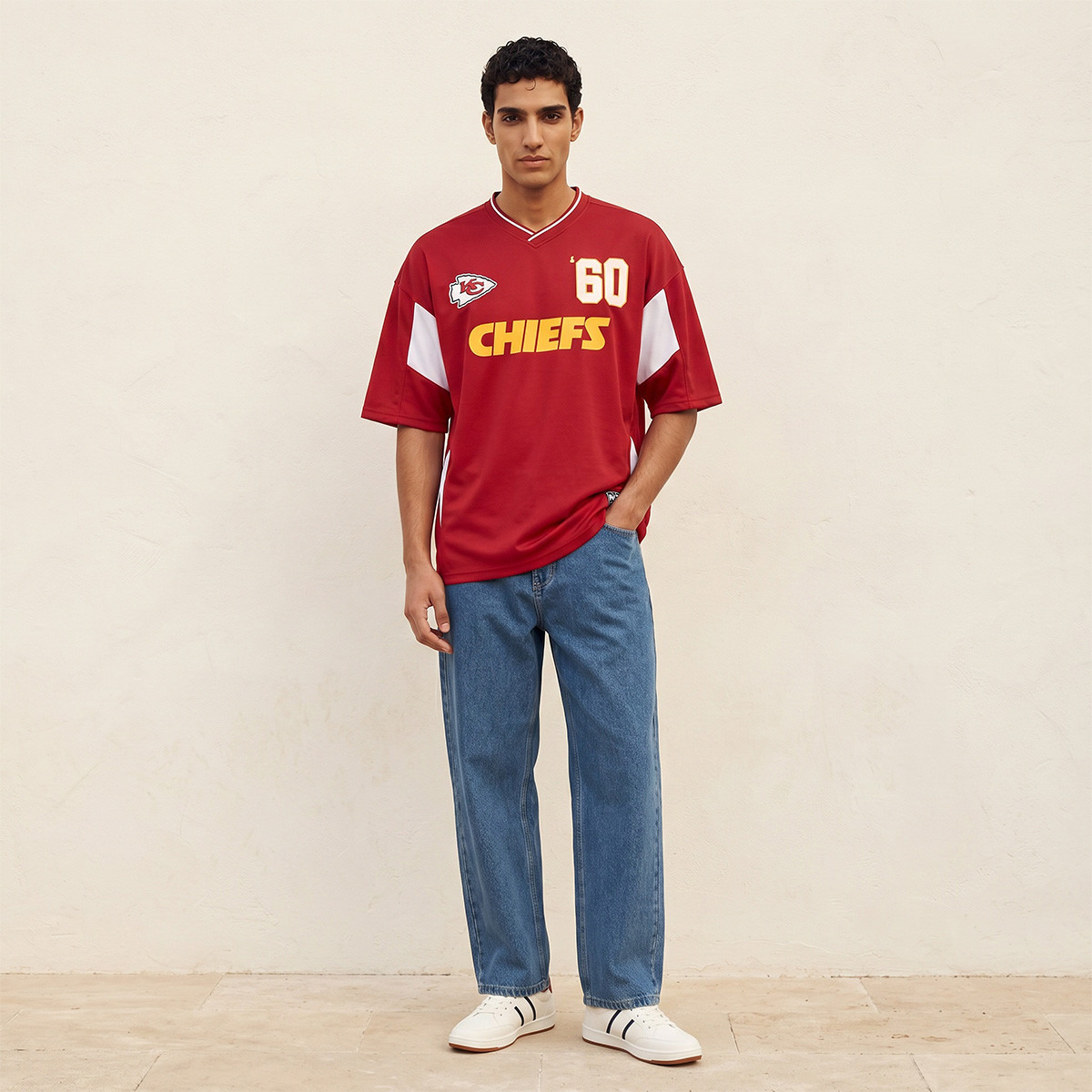 تيشيرت بقصّة عادية وياقة V وطبعات فارسيتي من كانساس سيتي شيفس-men-clothing-tshirtsandpolos-tshirts-image-3