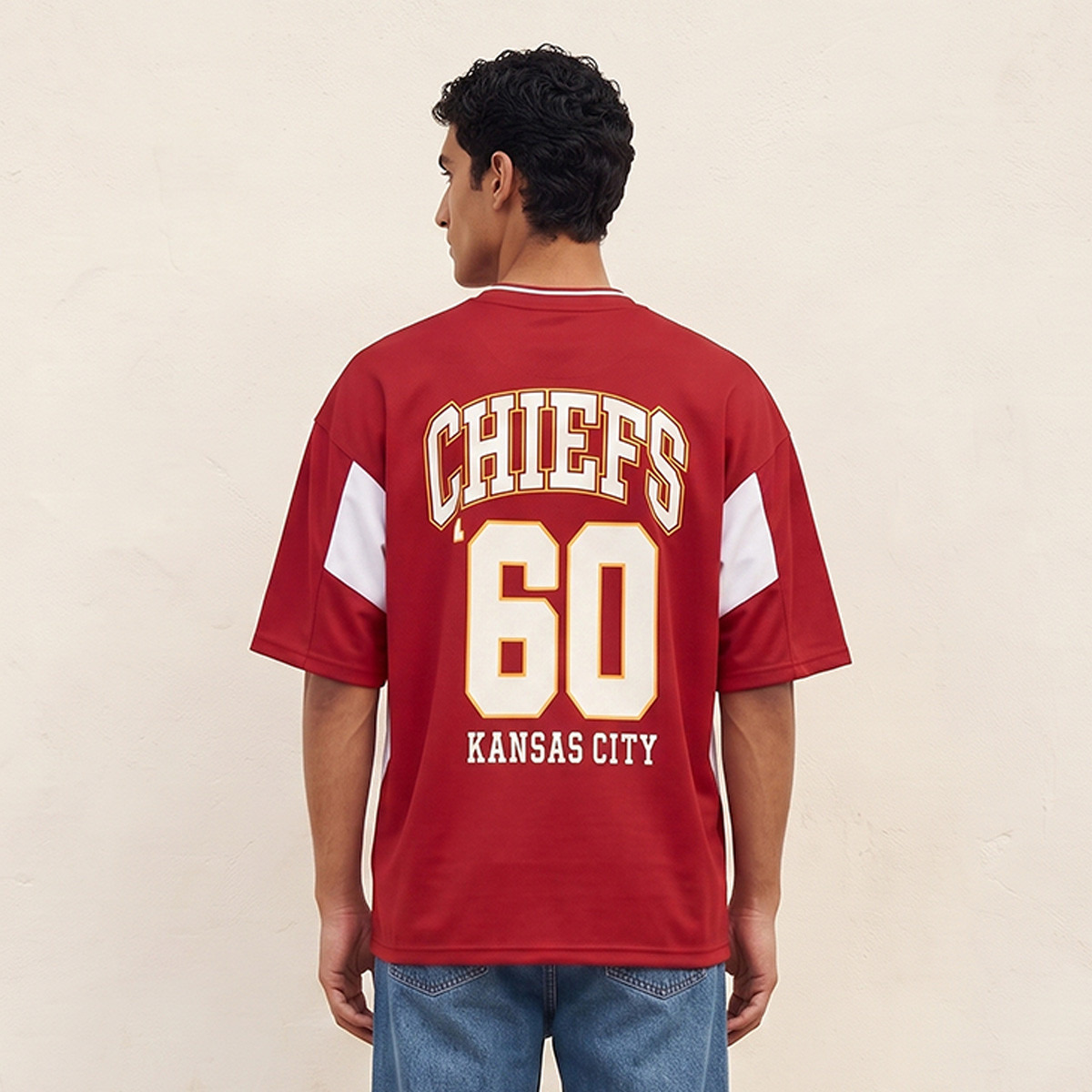 تيشيرت بقصّة عادية وياقة V وطبعات فارسيتي من كانساس سيتي شيفس-men-clothing-tshirtsandpolos-tshirts-image-4
