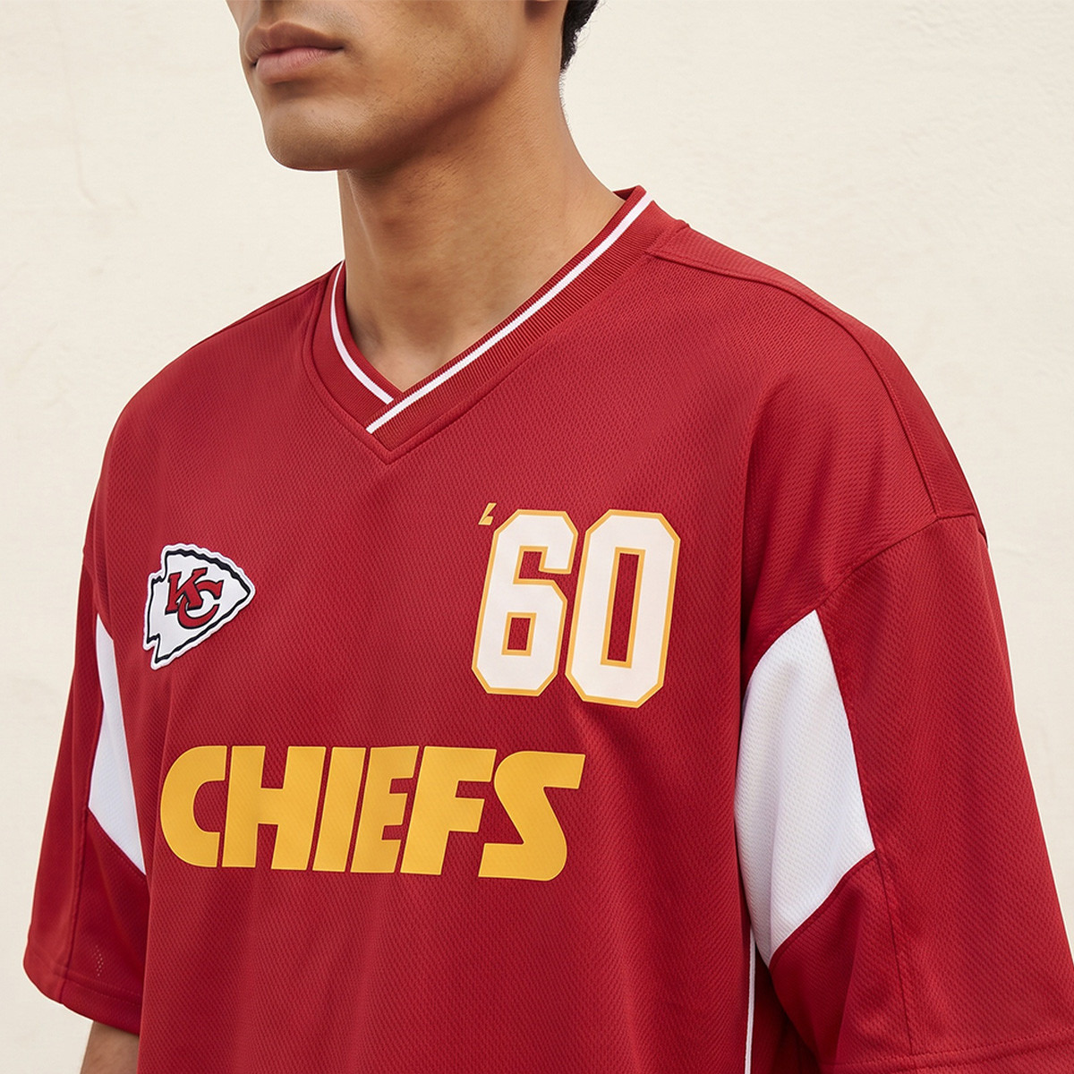 تيشيرت بقصّة عادية وياقة V وطبعات فارسيتي من كانساس سيتي شيفس-men-clothing-tshirtsandpolos-tshirts-image-5
