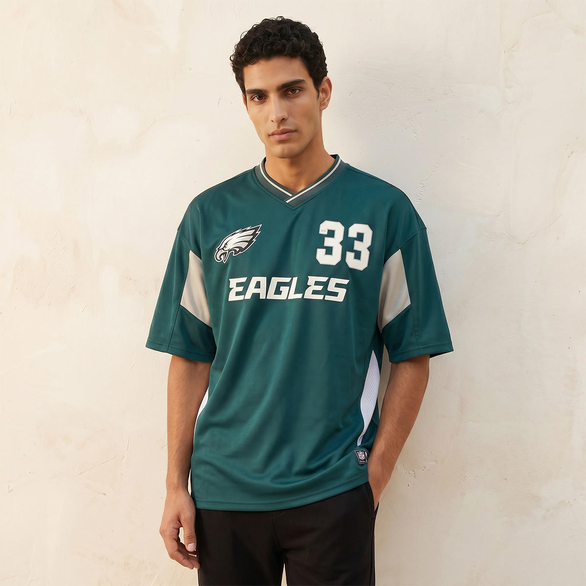 تيشيرت بقصّة عادية وياقة V وطبعات فارسيتي من فلادلفيا إيجلز-men-clothing-tshirtsandpolos-tshirts-image-1