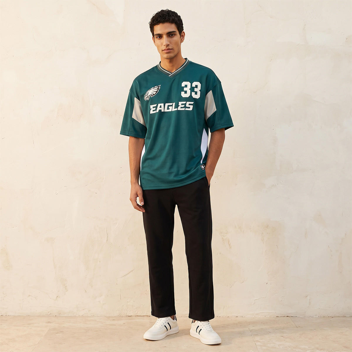 تيشيرت بقصّة عادية وياقة V وطبعات فارسيتي من فلادلفيا إيجلز-men-clothing-tshirtsandpolos-tshirts-image-3