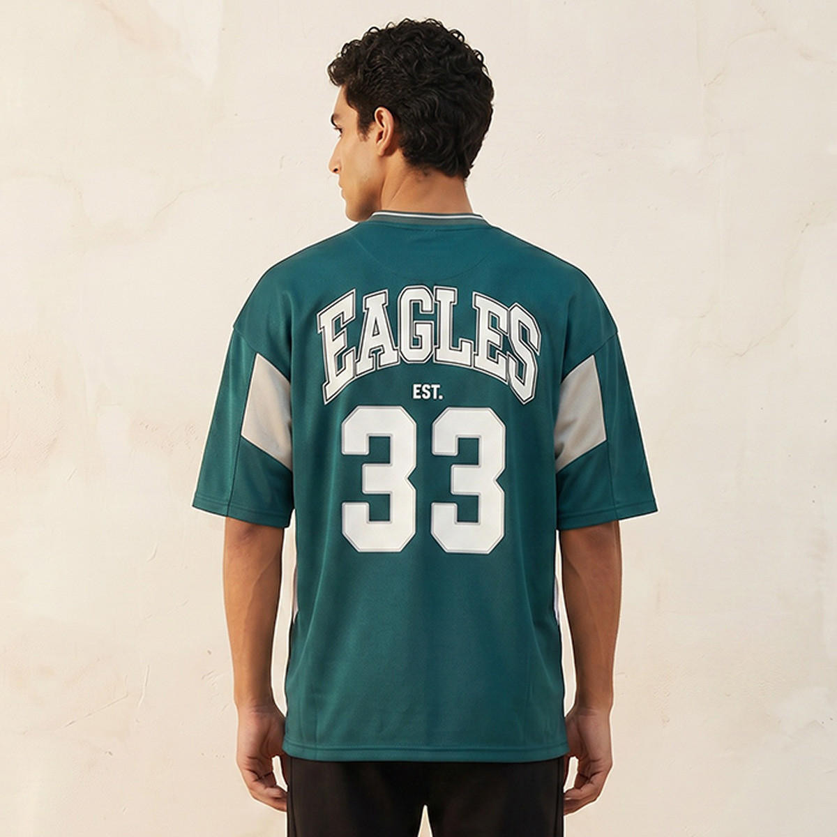 تيشيرت بقصّة عادية وياقة V وطبعات فارسيتي من فلادلفيا إيجلز-men-clothing-tshirtsandpolos-tshirts-image-4