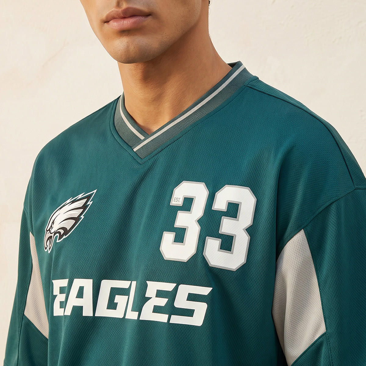 تيشيرت بقصّة عادية وياقة V وطبعات فارسيتي من فلادلفيا إيجلز-men-clothing-tshirtsandpolos-tshirts-image-5