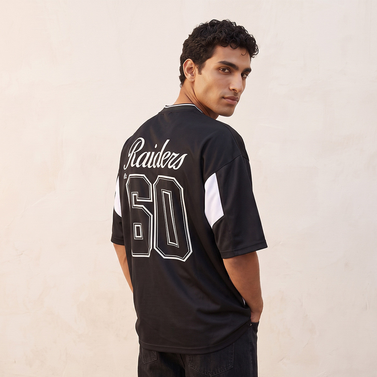 تيشيرت بقصّة عادية وياقة V وطبعات فارسيتي من فلادلفيا إيجلز-men-clothing-tshirtsandpolos-tshirts-image-1