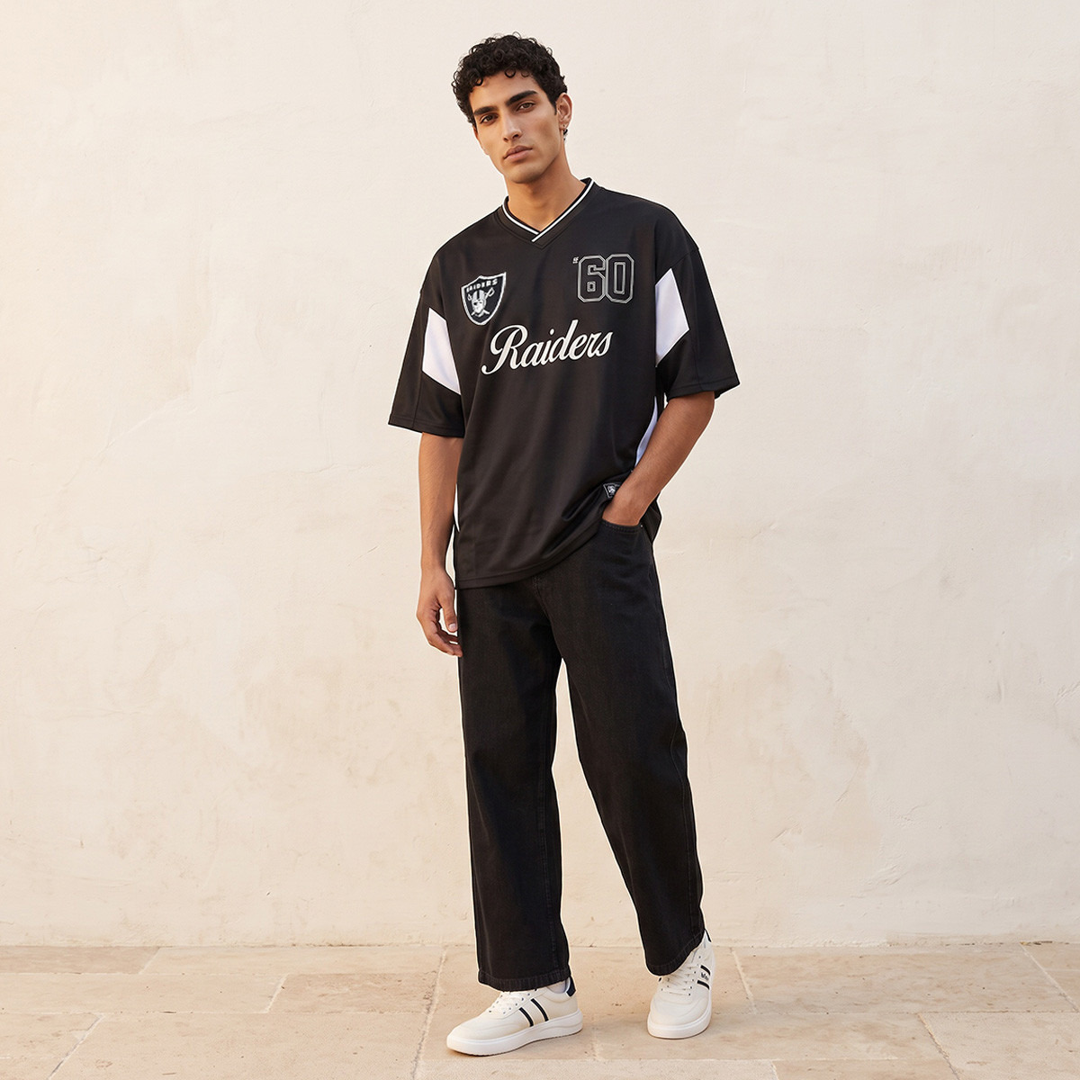 تيشيرت بقصّة عادية وياقة V وطبعات فارسيتي من فلادلفيا إيجلز-men-clothing-tshirtsandpolos-tshirts-image-2