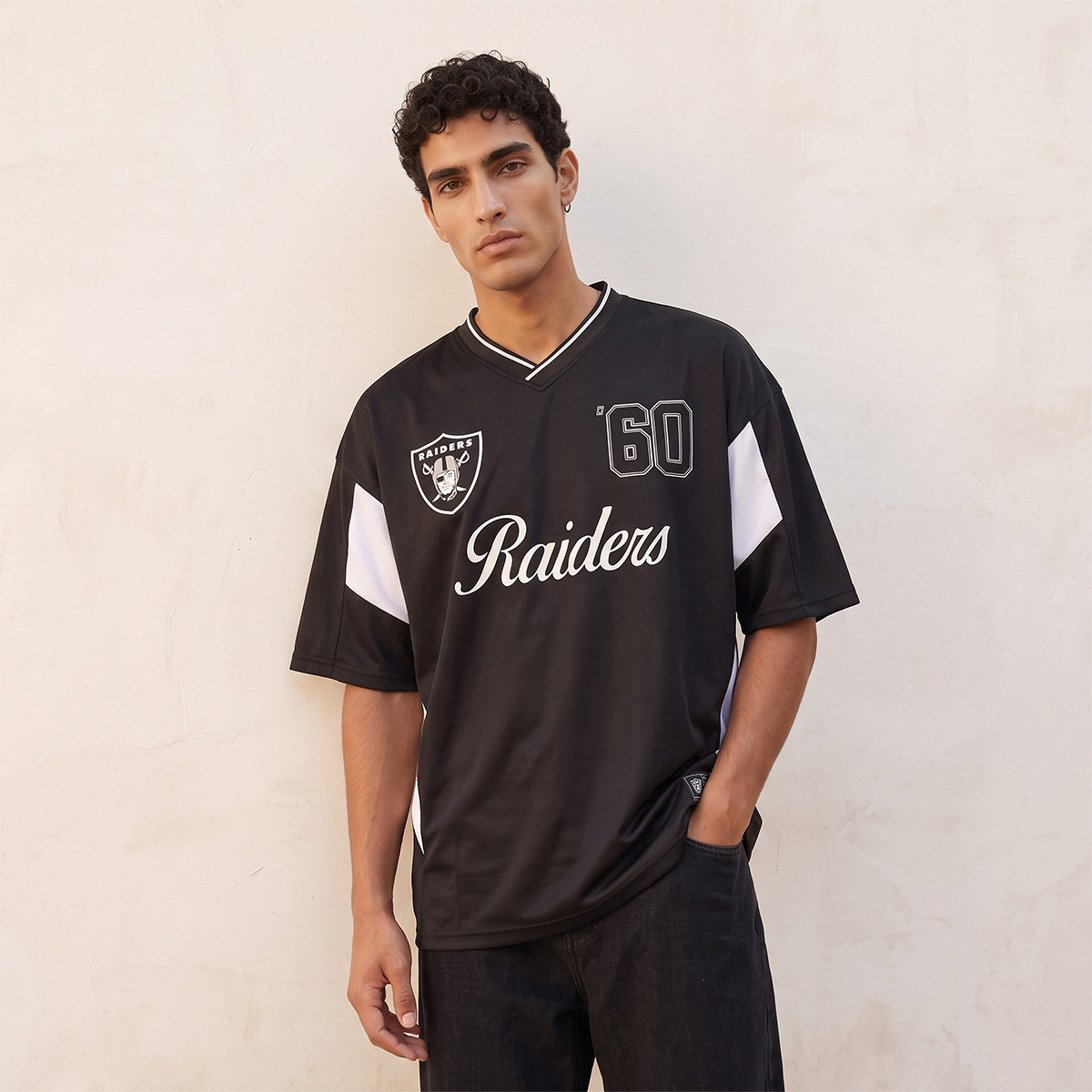 تيشيرت بقصّة عادية وياقة V وطبعات فارسيتي من فلادلفيا إيجلز-men-clothing-tshirtsandpolos-tshirts-image-3