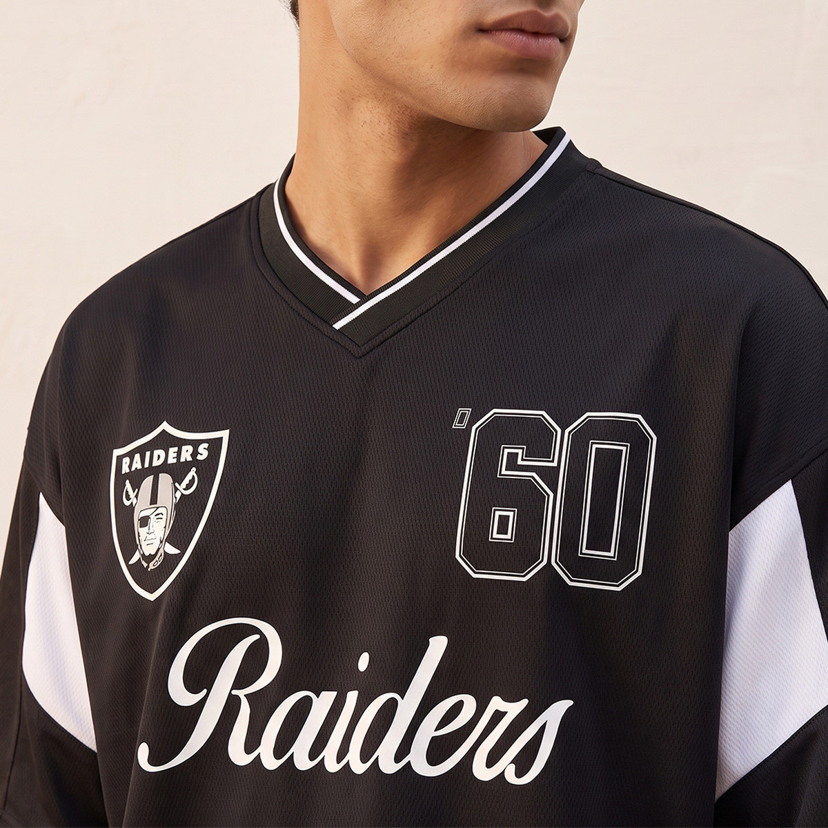 تيشيرت بقصّة عادية وياقة V وطبعات فارسيتي من فلادلفيا إيجلز-men-clothing-tshirtsandpolos-tshirts-image-4