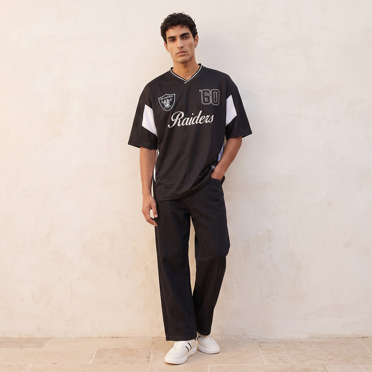 تيشيرت بقصّة عادية وياقة V وطبعات فارسيتي من فلادلفيا إيجلز-men-clothing-tshirtsandpolos-tshirts-image-5