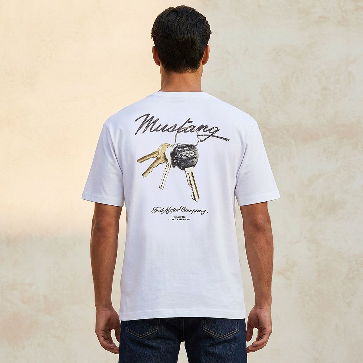 تيشيرت بقصة عادية وياقة ضيقة وأكمام قصيرة وطبعات-men-clothing-tshirtsandpolos-tshirts-image-4