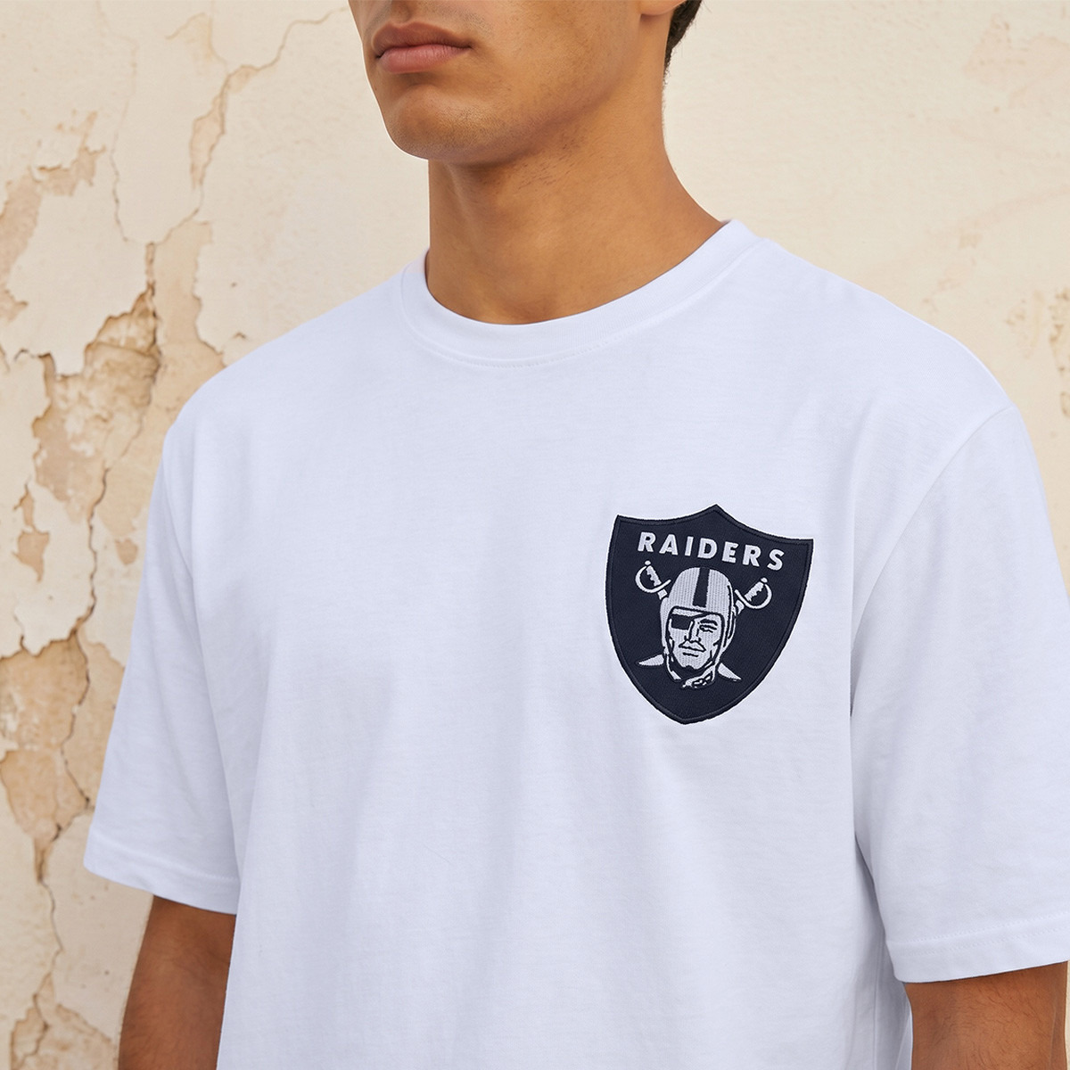 تيشيرت بياقة ضيقة وأكمام قصيرة وطبعات-men-clothing-tshirtsandpolos-tshirts-image-5