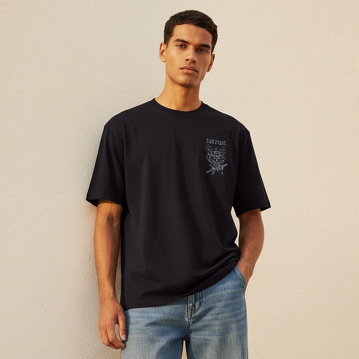 تيشيرت بقصة عادية وياقة ضيقة وأكمام قصيرة بطبعات ون بيس-men-clothing-tshirtsandpolos-tshirts-image-1