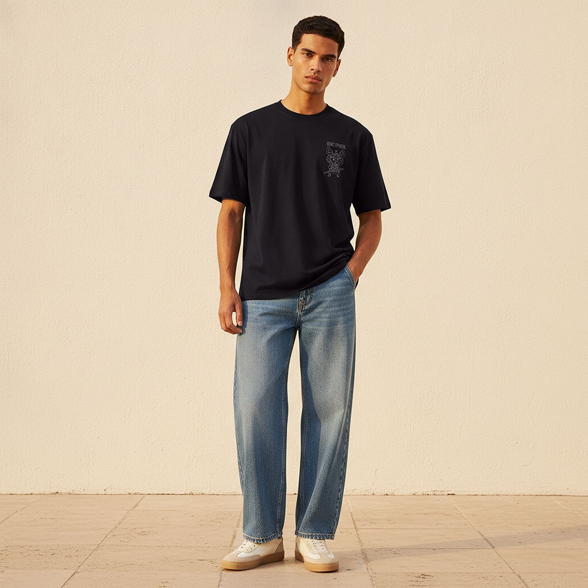 تيشيرت بقصة عادية وياقة ضيقة وأكمام قصيرة بطبعات ون بيس-men-clothing-tshirtsandpolos-tshirts-image-3