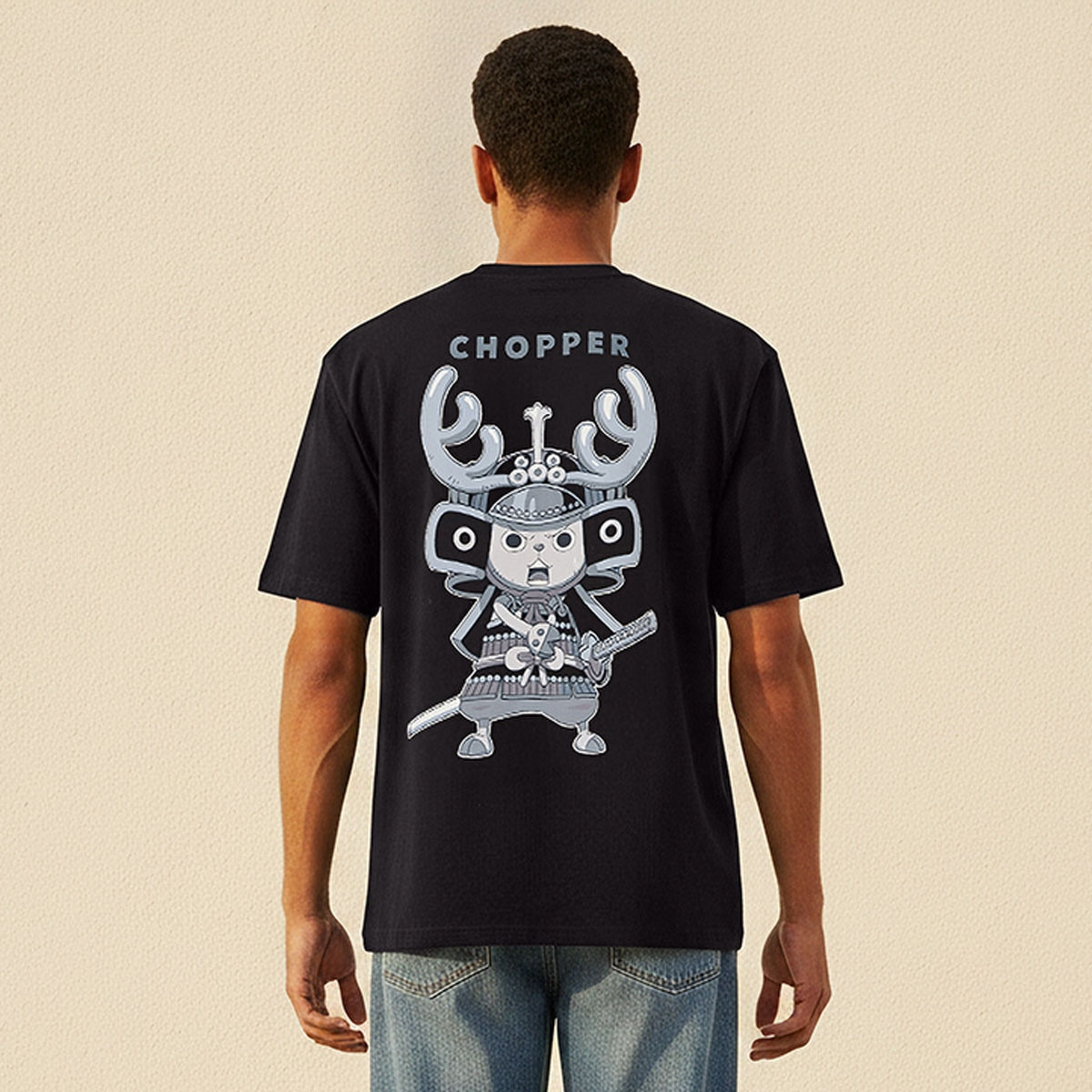 تيشيرت بقصة عادية وياقة ضيقة وأكمام قصيرة بطبعات ون بيس-men-clothing-tshirtsandpolos-tshirts-image-4
