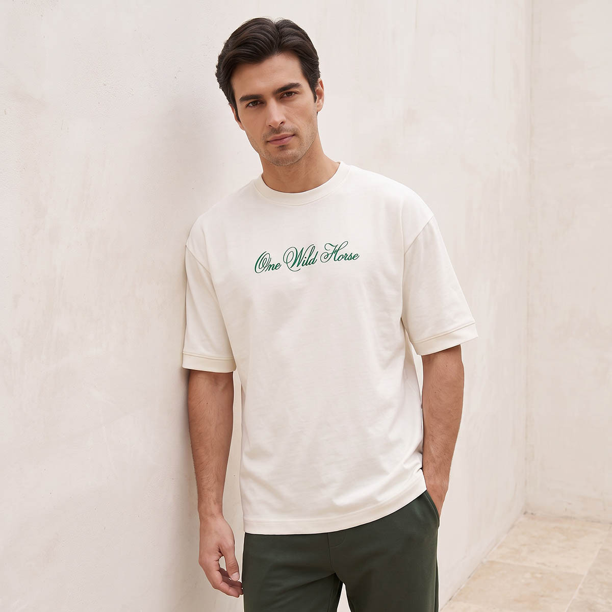 تيشيرت بقصّة عادية وطبعات-men-clothing-tshirtsandpolos-tshirts-image-1