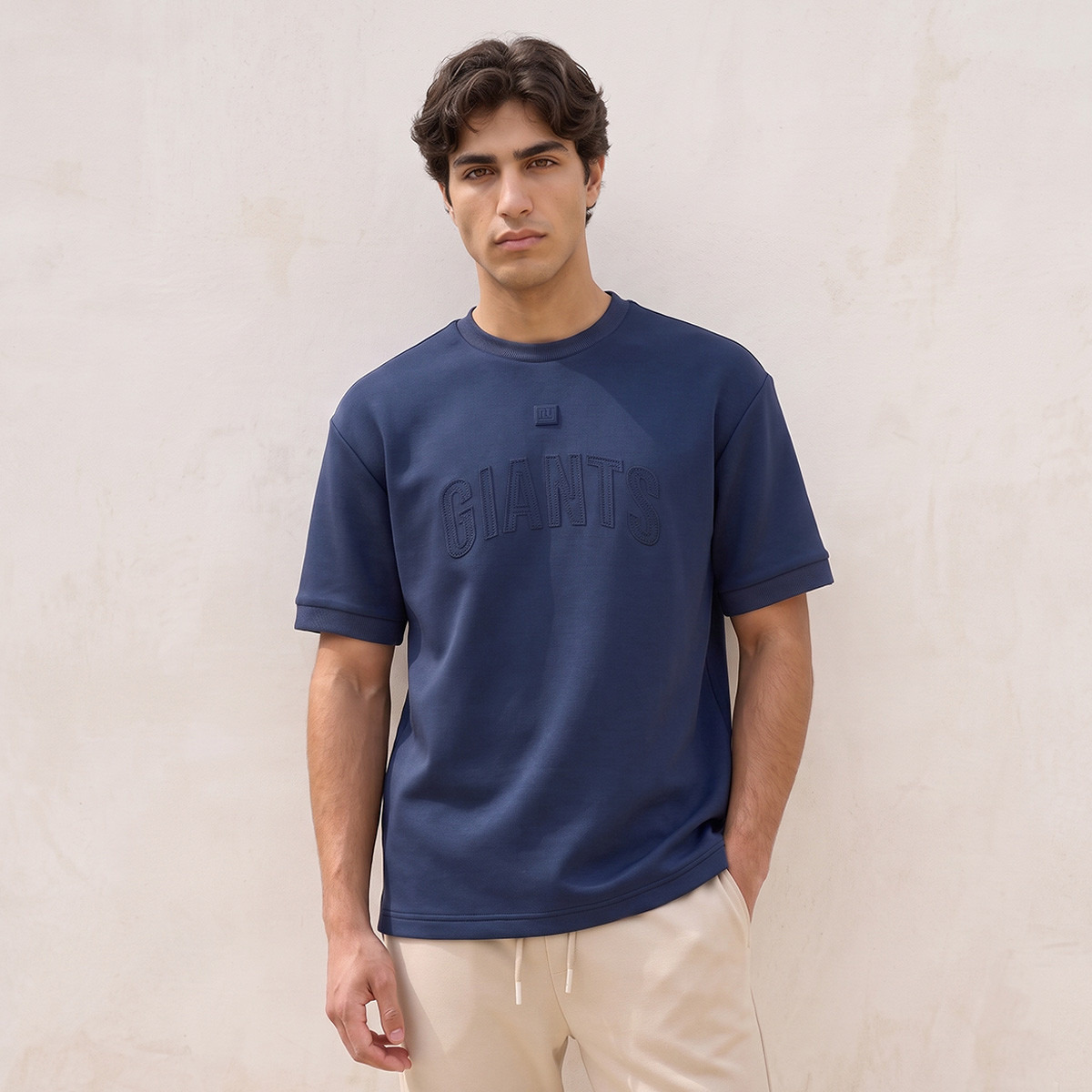 تيشيرت قطن بتصميم نيويورك جاينتس وياقة ضيقة وقصة عادية-men-clothing-tshirtsandpolos-tshirts-image-1