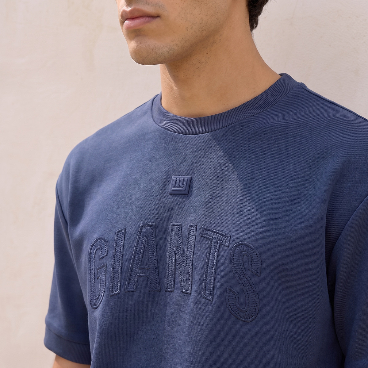تيشيرت قطن بتصميم نيويورك جاينتس وياقة ضيقة وقصة عادية-men-clothing-tshirtsandpolos-tshirts-image-4